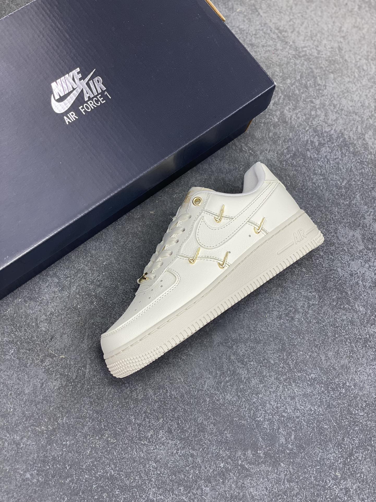 图片[7]-Nike Air Force 1 Low 小金勾 空军一号低帮运动休闲板鞋 原楦头原纸板 打造纯正空军版型 专注外贸渠道 全掌内置蜂窝气垫 原盒配件 原厂中底钢印、拉帮完美 货号：FV3654-111 尺码：35.5 36 36.5 37.5 38 38.5 39 40 40.5 41 42 42.5 43 44 44.5 45 46-选品中心