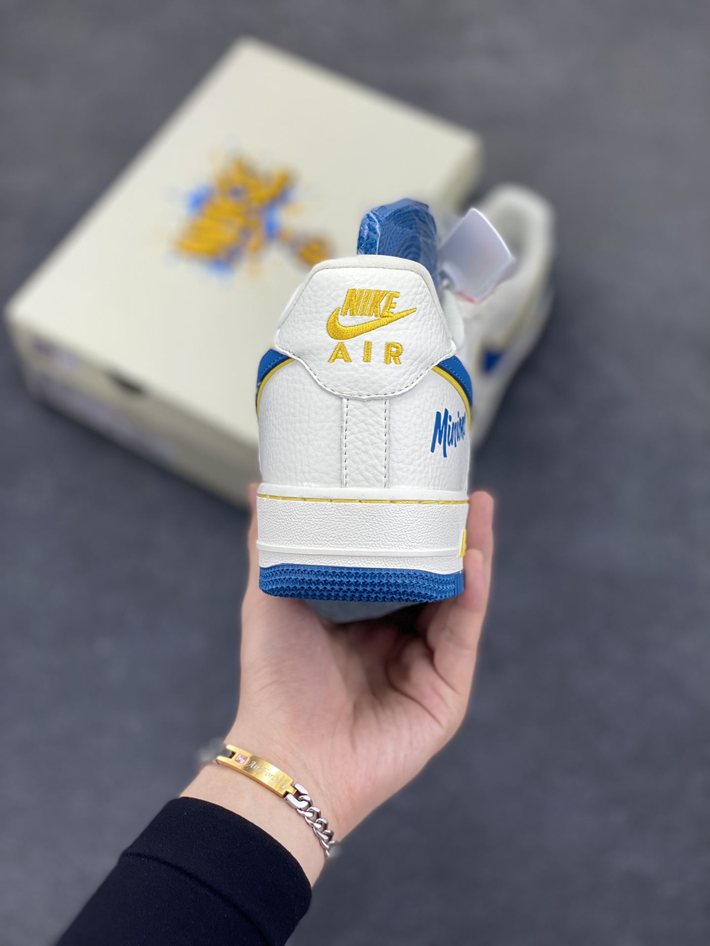 图片[4]-NIke Air Force 1 \’07 Low 小黄人联名–白蓝金韵 空军一号低帮 运动鞋 休闲鞋 折边针车 工艺难度大 原楦头原纸板 原装鞋盒 原厂鞋底 超高清洁度 细节完美 货号：SC0601-566 尺码：36 36.5 37.5 38 38.5 39 40 40.5 41 42 42.5 43 44 44.5 45-选品中心