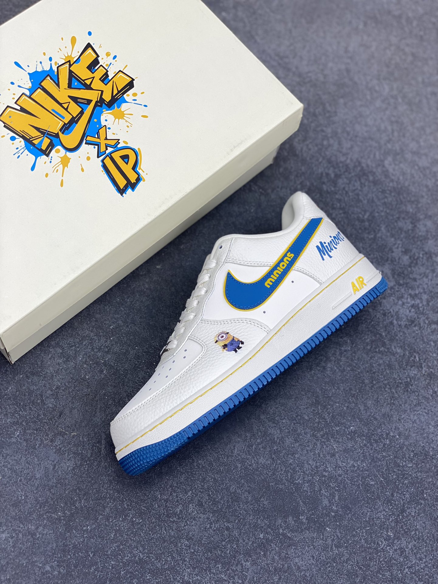 图片[7]-NIke Air Force 1 \’07 Low 小黄人联名–白蓝金韵 空军一号低帮 运动鞋 休闲鞋 折边针车 工艺难度大 原楦头原纸板 原装鞋盒 原厂鞋底 超高清洁度 细节完美 货号：SC0601-566 尺码：36 36.5 37.5 38 38.5 39 40 40.5 41 42 42.5 43 44 44.5 45-选品中心