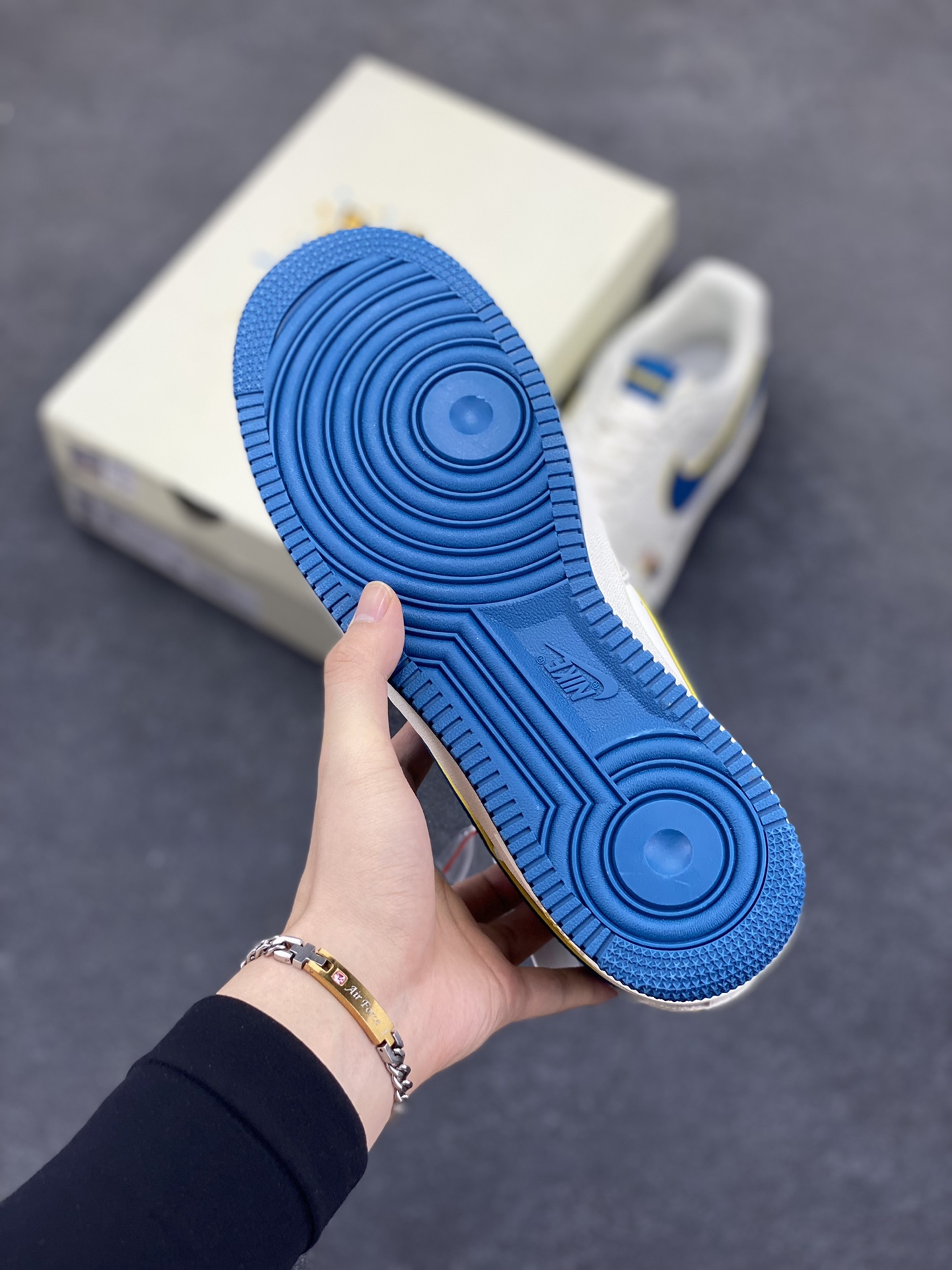 图片[5]-NIke Air Force 1 \’07 Low 小黄人联名–白蓝金韵 空军一号低帮 运动鞋 休闲鞋 折边针车 工艺难度大 原楦头原纸板 原装鞋盒 原厂鞋底 超高清洁度 细节完美 货号：SC0601-566 尺码：36 36.5 37.5 38 38.5 39 40 40.5 41 42 42.5 43 44 44.5 45-选品中心