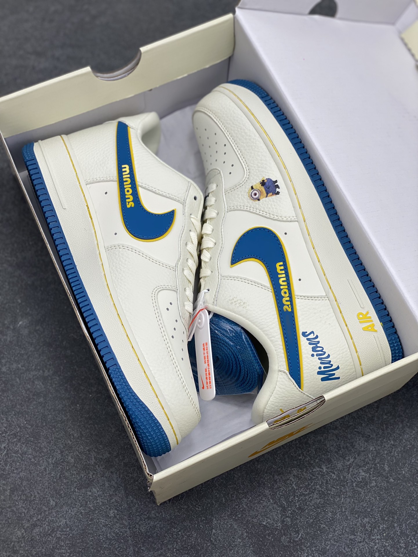 图片[9]-NIke Air Force 1 \’07 Low 小黄人联名–白蓝金韵 空军一号低帮 运动鞋 休闲鞋 折边针车 工艺难度大 原楦头原纸板 原装鞋盒 原厂鞋底 超高清洁度 细节完美 货号：SC0601-566 尺码：36 36.5 37.5 38 38.5 39 40 40.5 41 42 42.5 43 44 44.5 45-选品中心