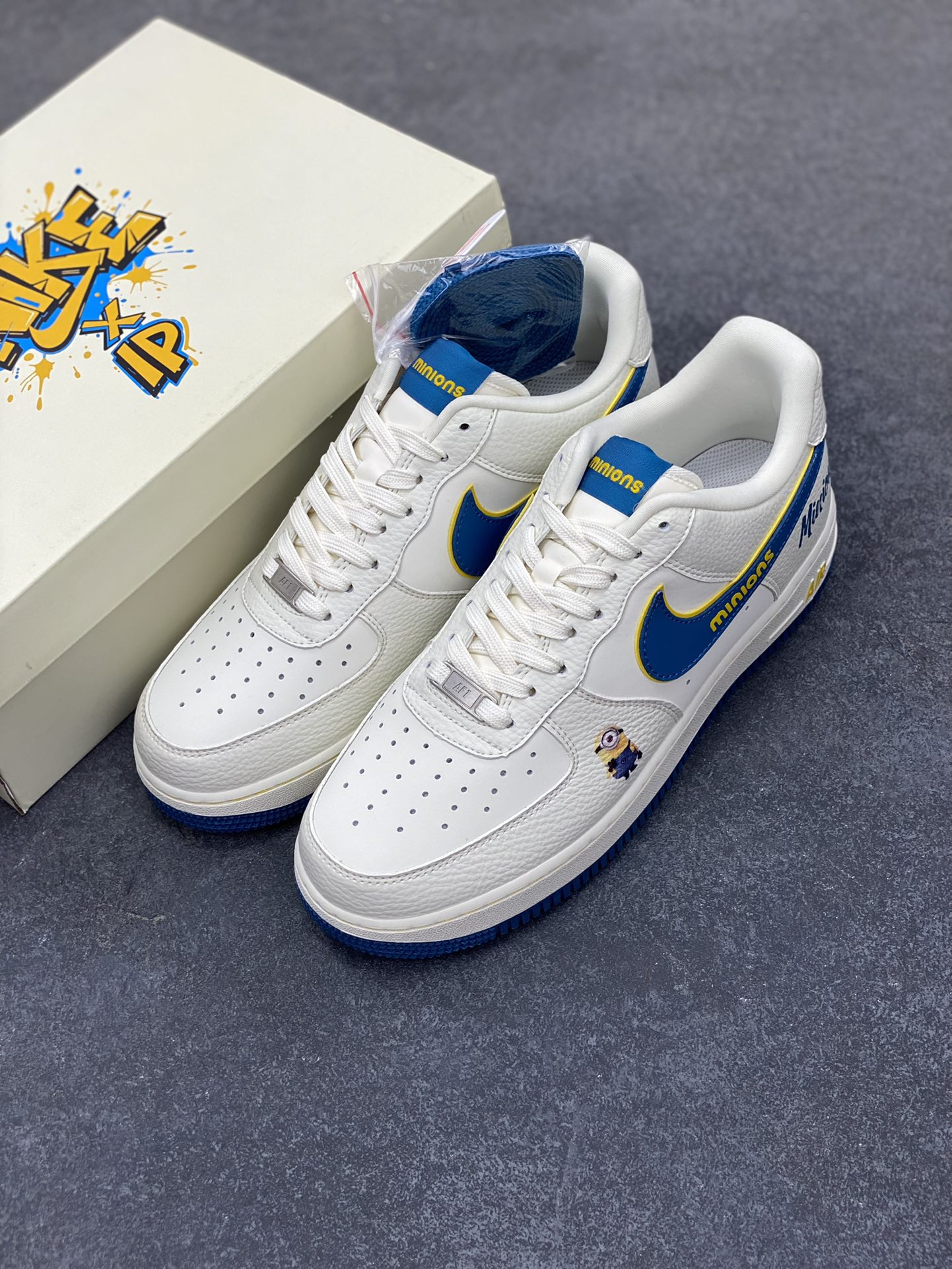 图片[8]-NIke Air Force 1 \’07 Low 小黄人联名–白蓝金韵 空军一号低帮 运动鞋 休闲鞋 折边针车 工艺难度大 原楦头原纸板 原装鞋盒 原厂鞋底 超高清洁度 细节完美 货号：SC0601-566 尺码：36 36.5 37.5 38 38.5 39 40 40.5 41 42 42.5 43 44 44.5 45-选品中心