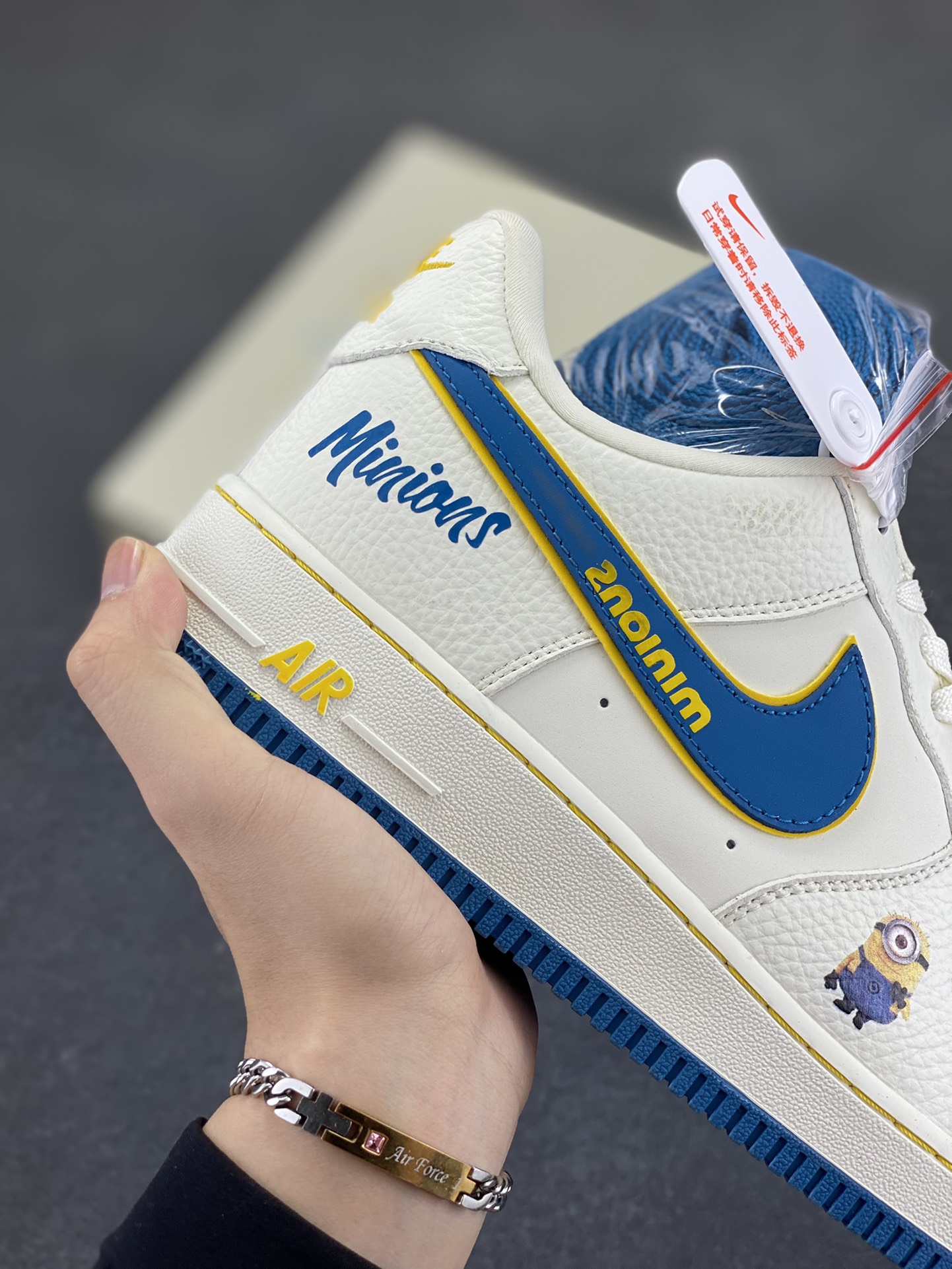 图片[6]-NIke Air Force 1 \’07 Low 小黄人联名–白蓝金韵 空军一号低帮 运动鞋 休闲鞋 折边针车 工艺难度大 原楦头原纸板 原装鞋盒 原厂鞋底 超高清洁度 细节完美 货号：SC0601-566 尺码：36 36.5 37.5 38 38.5 39 40 40.5 41 42 42.5 43 44 44.5 45-选品中心