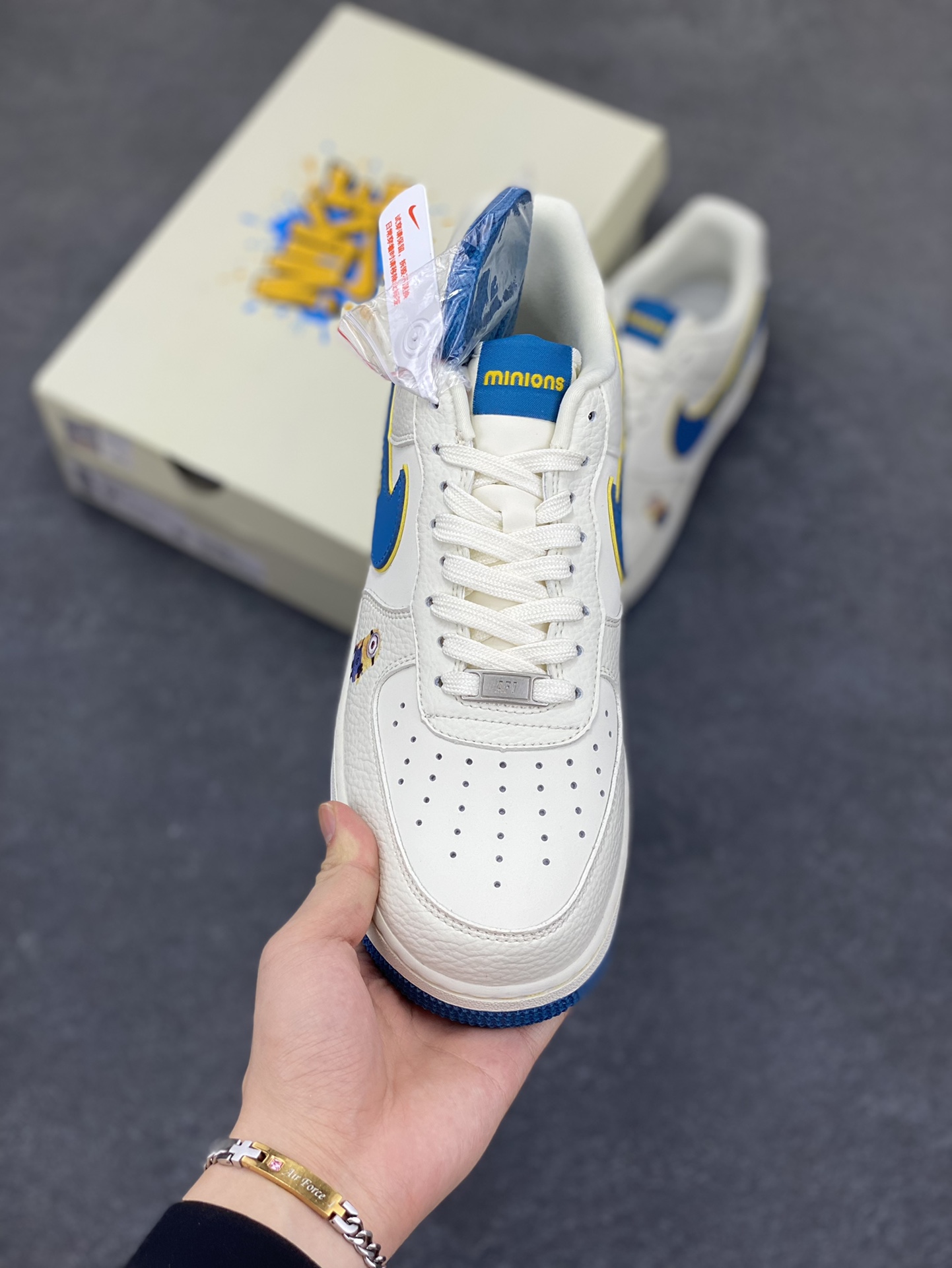 图片[2]-NIke Air Force 1 \’07 Low 小黄人联名–白蓝金韵 空军一号低帮 运动鞋 休闲鞋 折边针车 工艺难度大 原楦头原纸板 原装鞋盒 原厂鞋底 超高清洁度 细节完美 货号：SC0601-566 尺码：36 36.5 37.5 38 38.5 39 40 40.5 41 42 42.5 43 44 44.5 45-选品中心