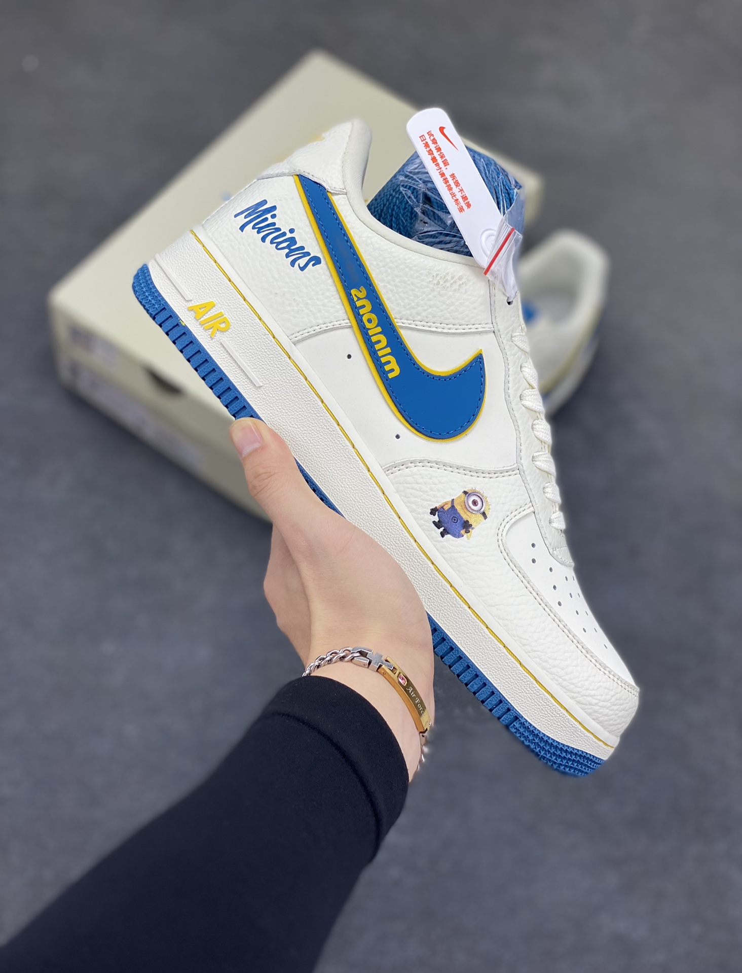 NIke Air Force 1 \'07 Low 小黄人联名--白蓝金韵 空军一号低帮 运动鞋 休闲鞋 折边针车 工艺难度大 原楦头原纸板 原装鞋盒 原厂鞋底 超高清洁度 细节完美 货号：SC0601-566 尺码：36 36.5 37.5 38 38.5 39 40 40.5 41 42 42.5 43 44 44.5 45-选品中心