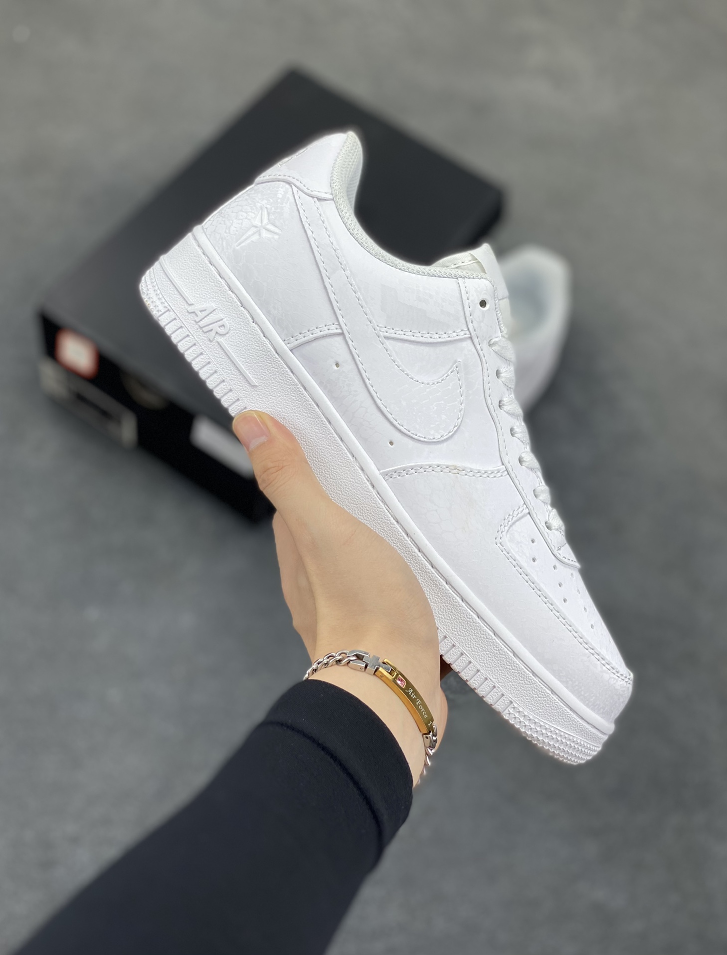 Nike Air Force 1 Low 空军一号低帮百搭休闲运动板鞋。柔软、弹性十足的缓震性能和出色的中底设计，横跨复古与现代的外型结合，造就出风靡全球三十多年的Force 1，直到今天还深受青睐。 货号：IB0016-100 尺码：36 36.5 37.5 38 38.5 39 40 40.5 41 42 42.5 43 44 44.5 45-选品中心