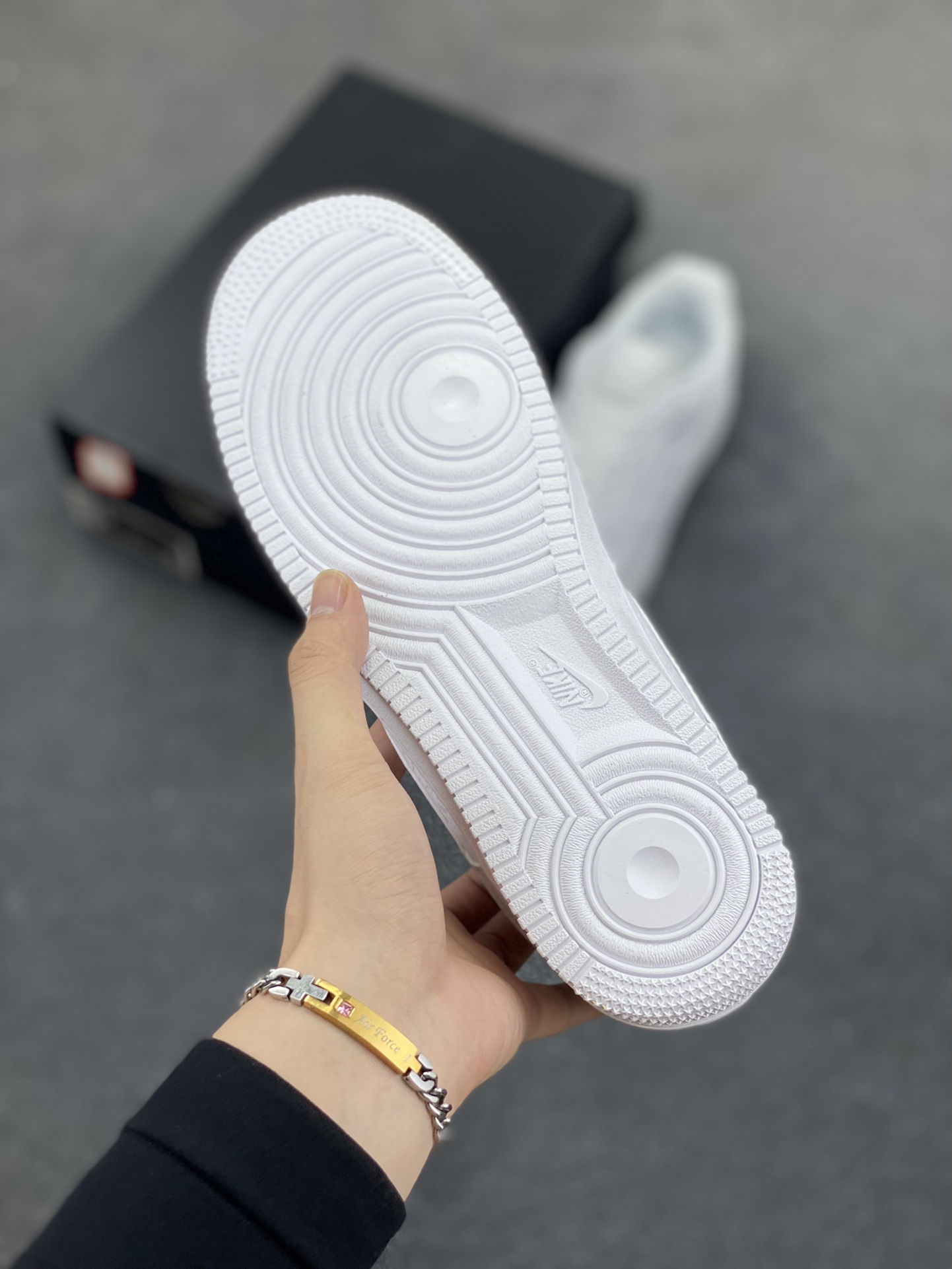 图片[5]-Nike Air Force 1 Low 空军一号低帮百搭休闲运动板鞋。柔软、弹性十足的缓震性能和出色的中底设计，横跨复古与现代的外型结合，造就出风靡全球三十多年的Force 1，直到今天还深受青睐。 货号：IB0016-100 尺码：36 36.5 37.5 38 38.5 39 40 40.5 41 42 42.5 43 44 44.5 45-选品中心