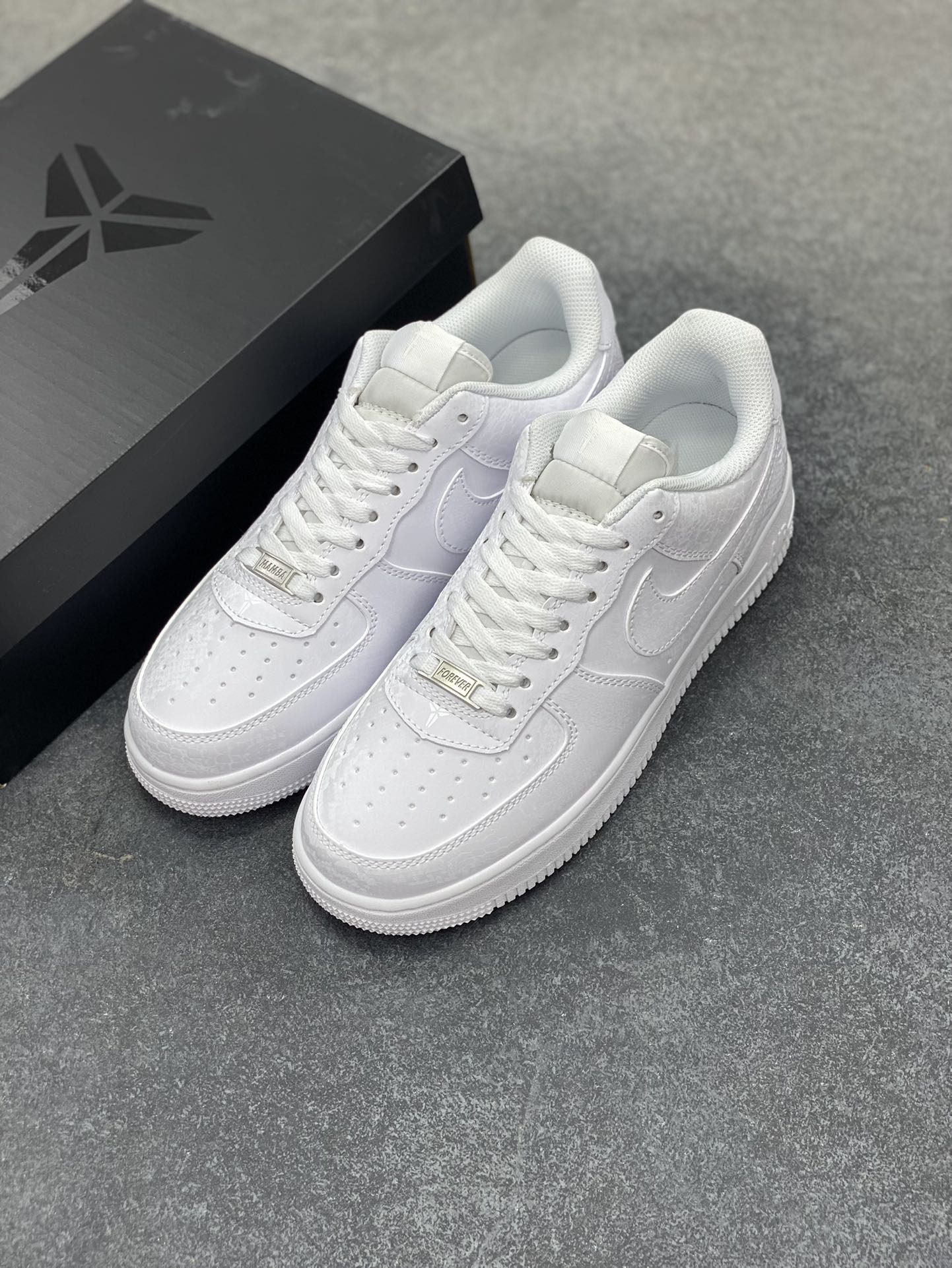 图片[8]-Nike Air Force 1 Low 空军一号低帮百搭休闲运动板鞋。柔软、弹性十足的缓震性能和出色的中底设计，横跨复古与现代的外型结合，造就出风靡全球三十多年的Force 1，直到今天还深受青睐。 货号：IB0016-100 尺码：36 36.5 37.5 38 38.5 39 40 40.5 41 42 42.5 43 44 44.5 45-选品中心