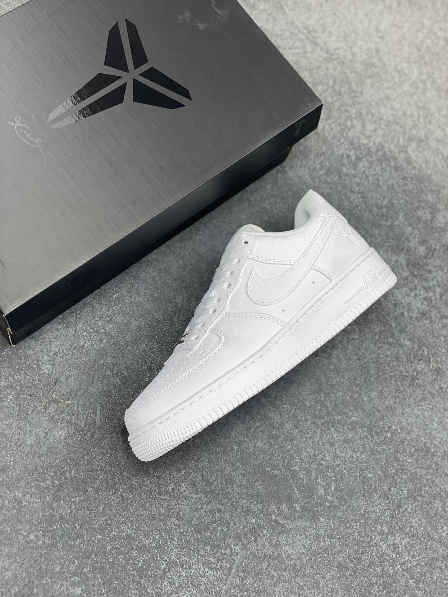 图片[7]-Nike Air Force 1 Low 空军一号低帮百搭休闲运动板鞋。柔软、弹性十足的缓震性能和出色的中底设计，横跨复古与现代的外型结合，造就出风靡全球三十多年的Force 1，直到今天还深受青睐。 货号：IB0016-100 尺码：36 36.5 37.5 38 38.5 39 40 40.5 41 42 42.5 43 44 44.5 45-选品中心