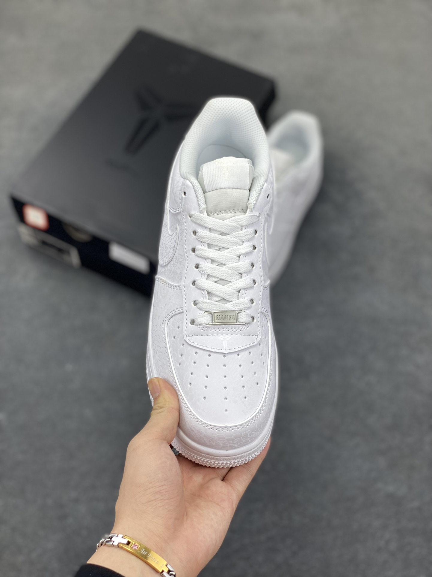 图片[2]-Nike Air Force 1 Low 空军一号低帮百搭休闲运动板鞋。柔软、弹性十足的缓震性能和出色的中底设计，横跨复古与现代的外型结合，造就出风靡全球三十多年的Force 1，直到今天还深受青睐。 货号：IB0016-100 尺码：36 36.5 37.5 38 38.5 39 40 40.5 41 42 42.5 43 44 44.5 45-选品中心