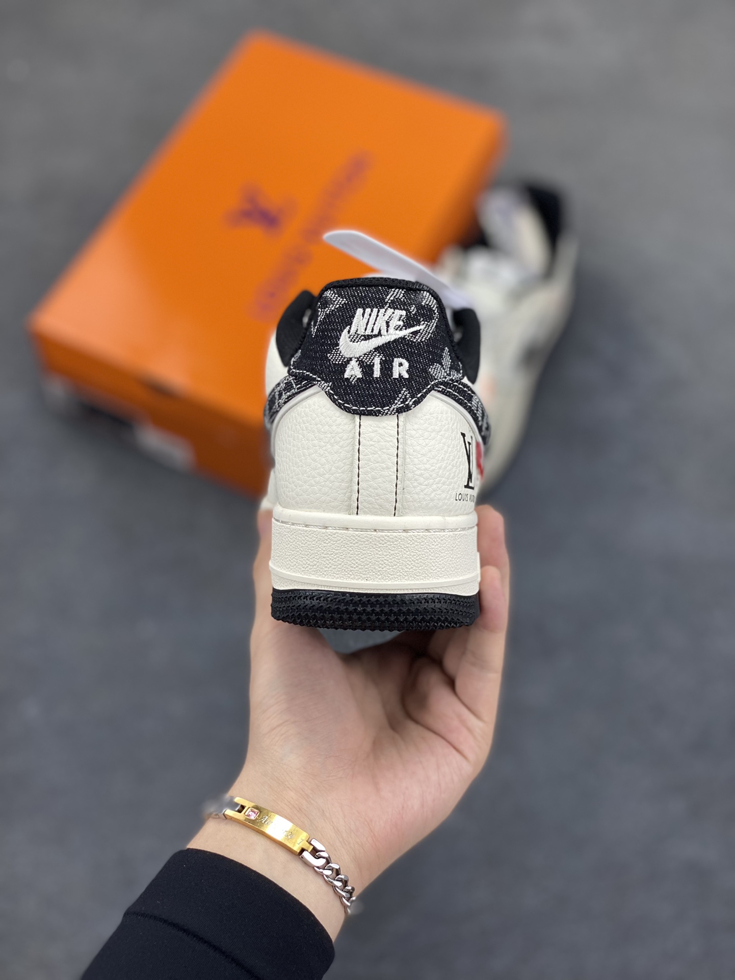 图片[4]-NIke Air Force 1 \’07 Low “LV联名——黑线黑牛仔”空军一号 低帮 运动鞋 休闲鞋 折边针车 工艺难度大 原楦头原纸板 原装鞋盒 定制五金配件 内置全掌气垫 原厂鞋底 货号：YX5066-347 尺码：36 36.5 37.5 38 38.5 39 40 40.5 41 42 42.5 43 44 44.5 45-选品中心