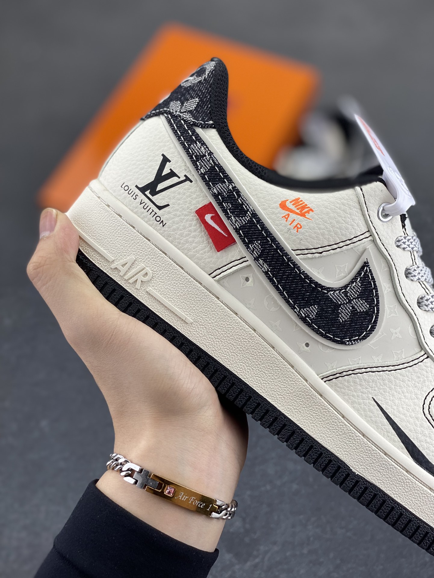 图片[6]-NIke Air Force 1 \’07 Low “LV联名——黑线黑牛仔”空军一号 低帮 运动鞋 休闲鞋 折边针车 工艺难度大 原楦头原纸板 原装鞋盒 定制五金配件 内置全掌气垫 原厂鞋底 货号：YX5066-347 尺码：36 36.5 37.5 38 38.5 39 40 40.5 41 42 42.5 43 44 44.5 45-选品中心