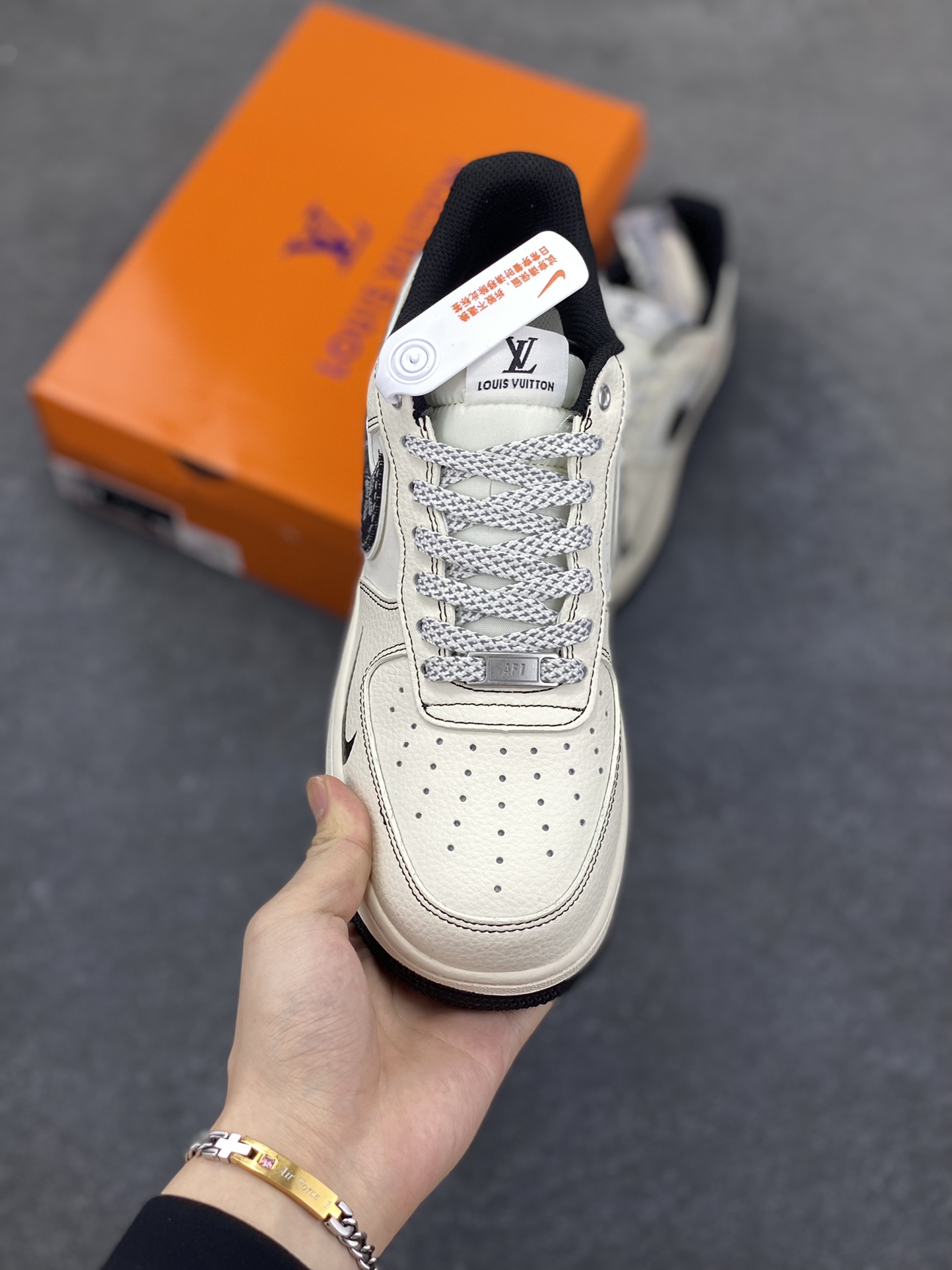 图片[2]-NIke Air Force 1 \’07 Low “LV联名——黑线黑牛仔”空军一号 低帮 运动鞋 休闲鞋 折边针车 工艺难度大 原楦头原纸板 原装鞋盒 定制五金配件 内置全掌气垫 原厂鞋底 货号：YX5066-347 尺码：36 36.5 37.5 38 38.5 39 40 40.5 41 42 42.5 43 44 44.5 45-选品中心