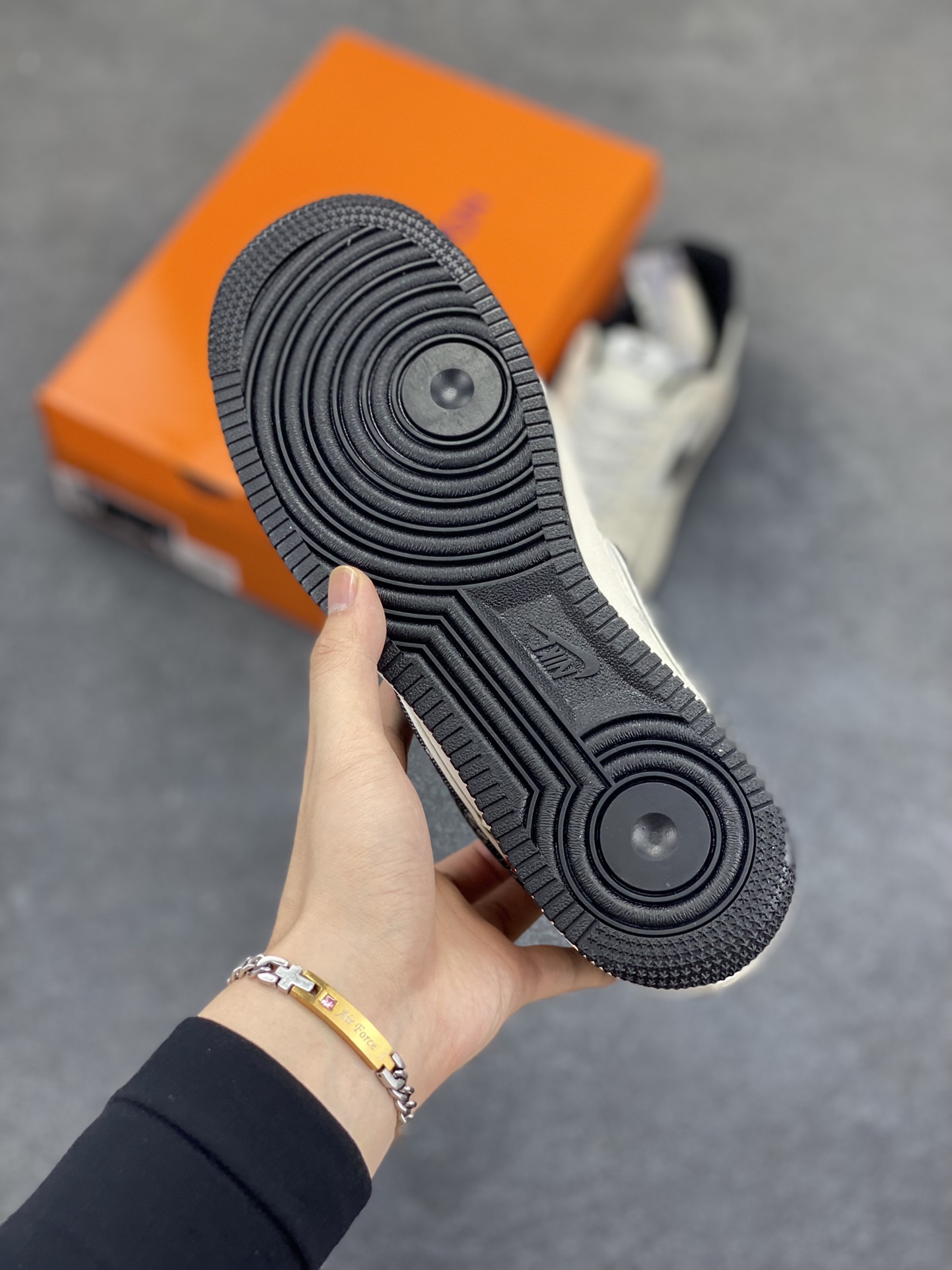 图片[5]-NIke Air Force 1 \’07 Low “LV联名——黑线黑牛仔”空军一号 低帮 运动鞋 休闲鞋 折边针车 工艺难度大 原楦头原纸板 原装鞋盒 定制五金配件 内置全掌气垫 原厂鞋底 货号：YX5066-347 尺码：36 36.5 37.5 38 38.5 39 40 40.5 41 42 42.5 43 44 44.5 45-选品中心