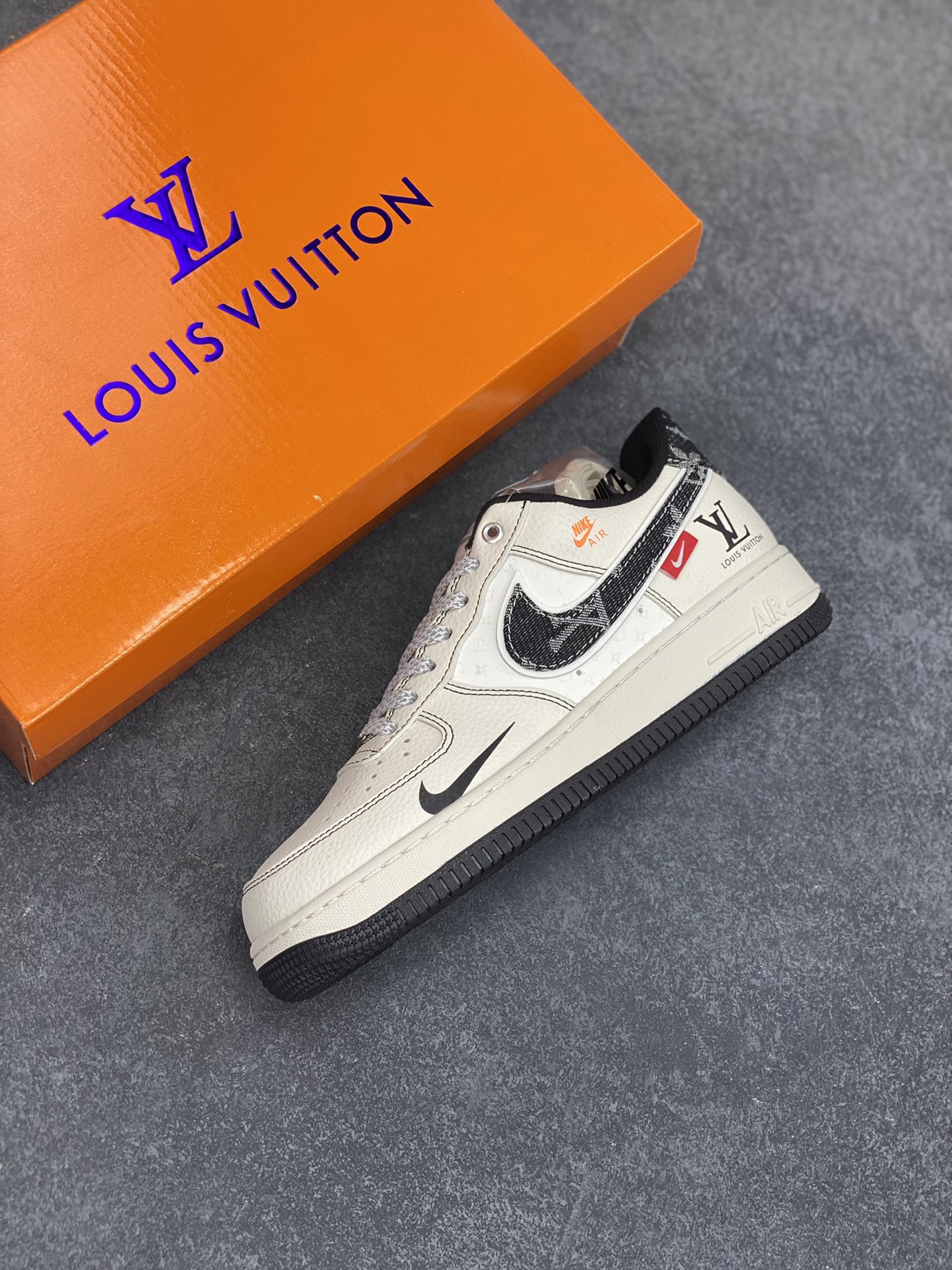 图片[7]-NIke Air Force 1 \’07 Low “LV联名——黑线黑牛仔”空军一号 低帮 运动鞋 休闲鞋 折边针车 工艺难度大 原楦头原纸板 原装鞋盒 定制五金配件 内置全掌气垫 原厂鞋底 货号：YX5066-347 尺码：36 36.5 37.5 38 38.5 39 40 40.5 41 42 42.5 43 44 44.5 45-选品中心