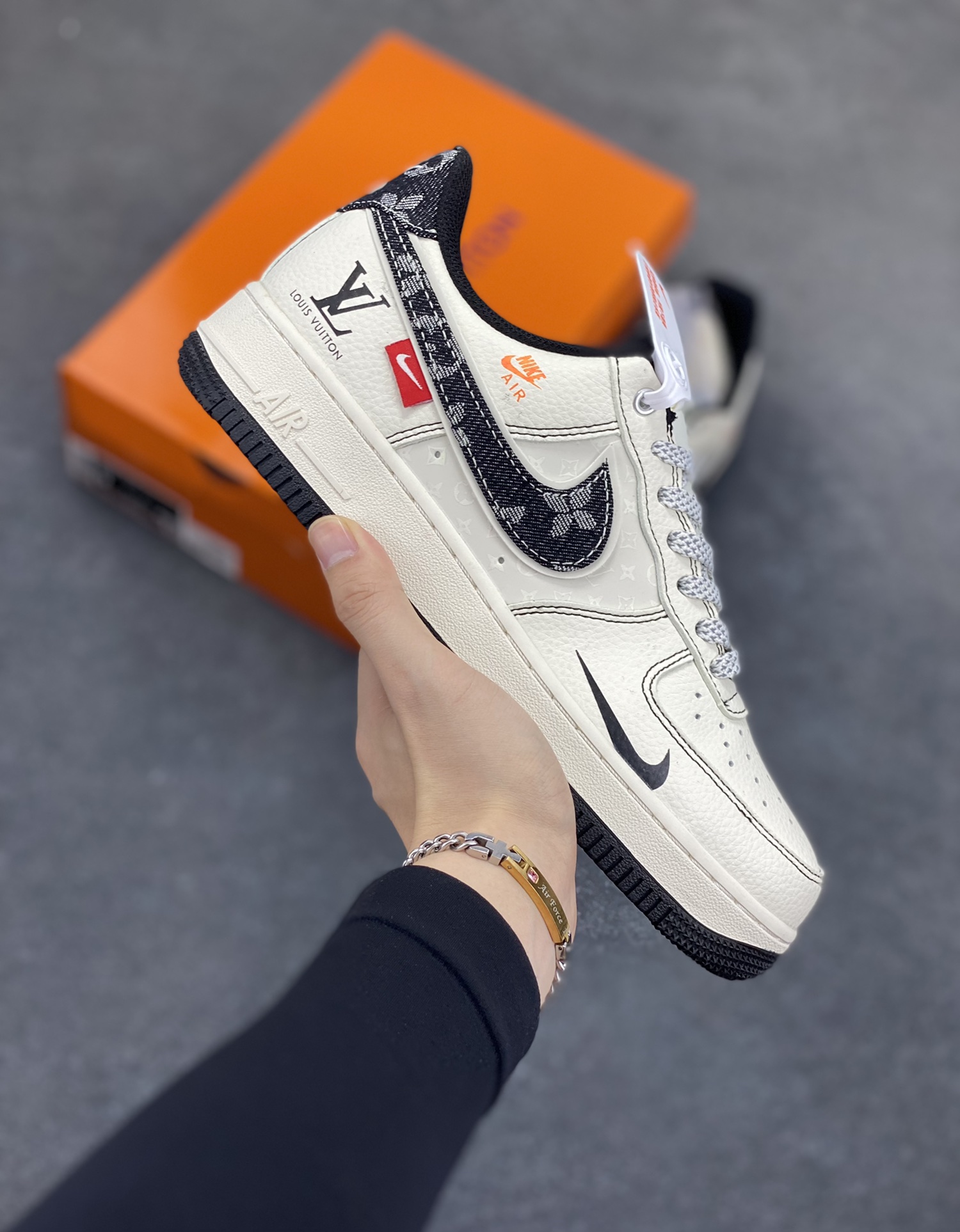 NIke Air Force 1 \'07 Low “LV联名——黑线黑牛仔”空军一号 低帮 运动鞋 休闲鞋 折边针车 工艺难度大 原楦头原纸板 原装鞋盒 定制五金配件 内置全掌气垫 原厂鞋底 货号：YX5066-347 尺码：36 36.5 37.5 38 38.5 39 40 40.5 41 42 42.5 43 44 44.5 45-选品中心