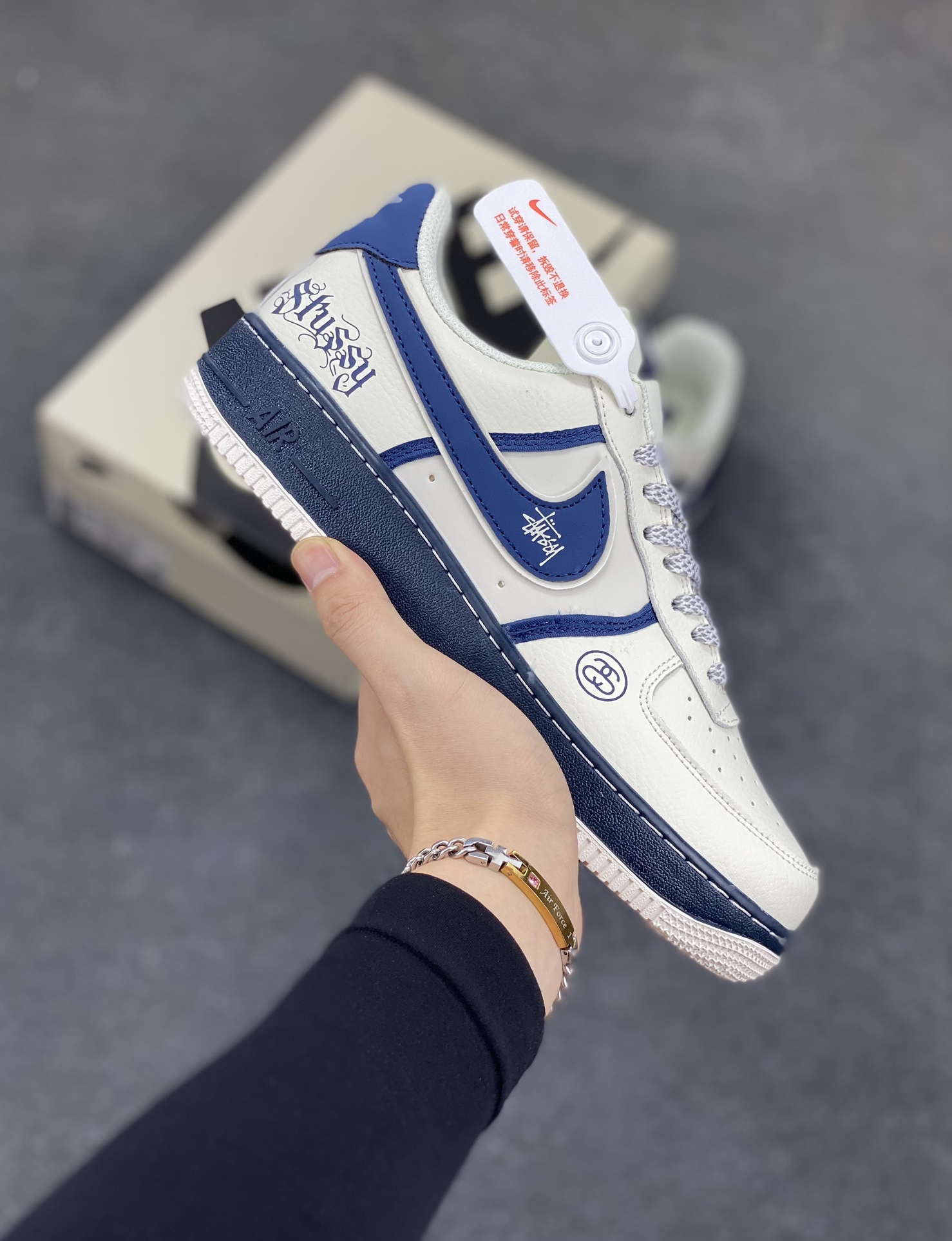Nike Air Force 1 Low 空军一号低帮百搭休闲运动板鞋。柔软、弹性十足的缓震性能和出色的中底设计，横跨复古与现代的外型结合，造就出风靡全球三十多年的Force 1，直到今天还深受青睐。 货号：QW5836-009 尺码：36 36.5 37.5 38 38.5 39 40 40.5 41 42 42.5 43 44 44.5 45-选品中心