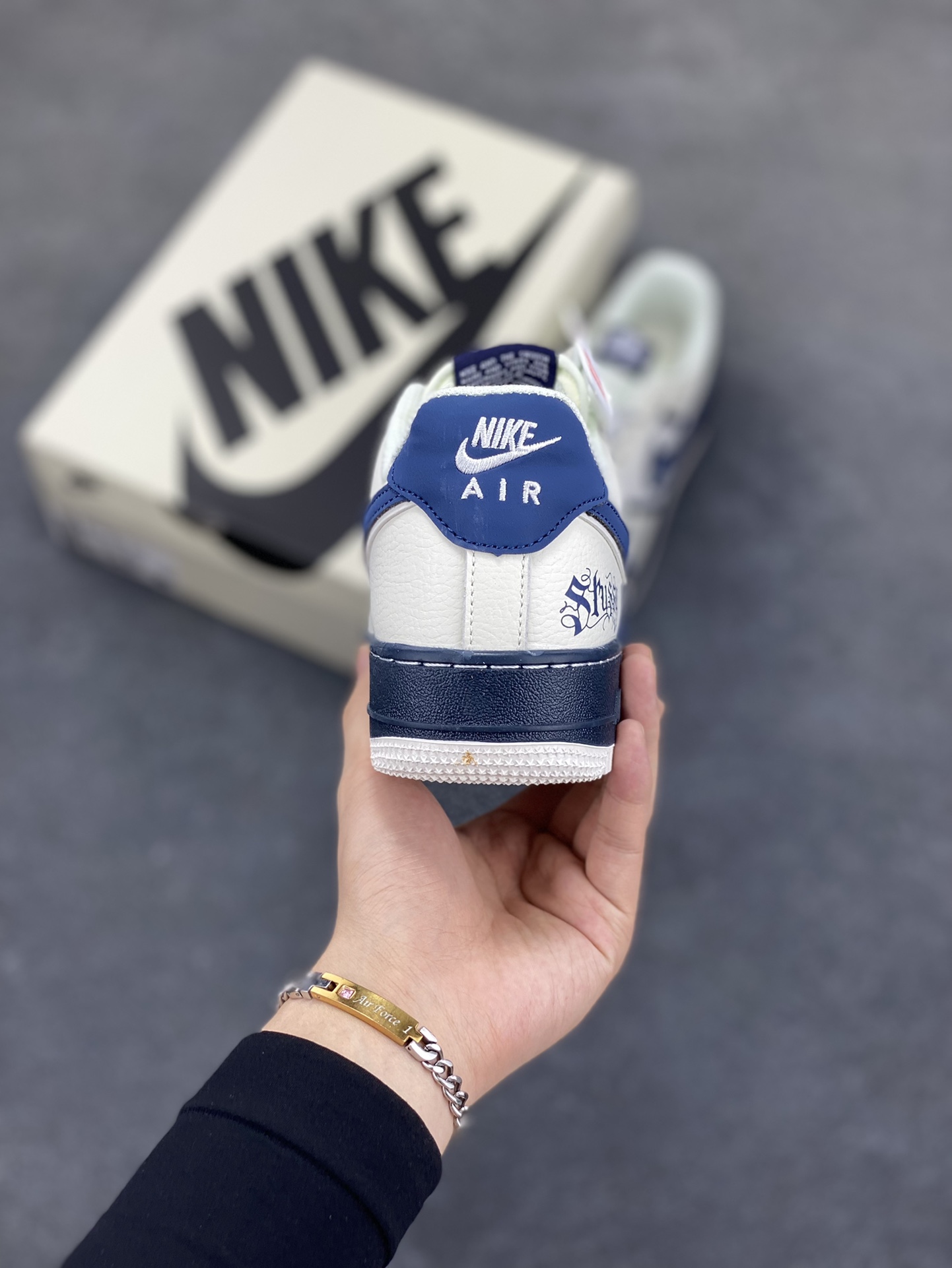 图片[4]-Nike Air Force 1 Low 空军一号低帮百搭休闲运动板鞋。柔软、弹性十足的缓震性能和出色的中底设计，横跨复古与现代的外型结合，造就出风靡全球三十多年的Force 1，直到今天还深受青睐。 货号：QW5836-009 尺码：36 36.5 37.5 38 38.5 39 40 40.5 41 42 42.5 43 44 44.5 45-选品中心