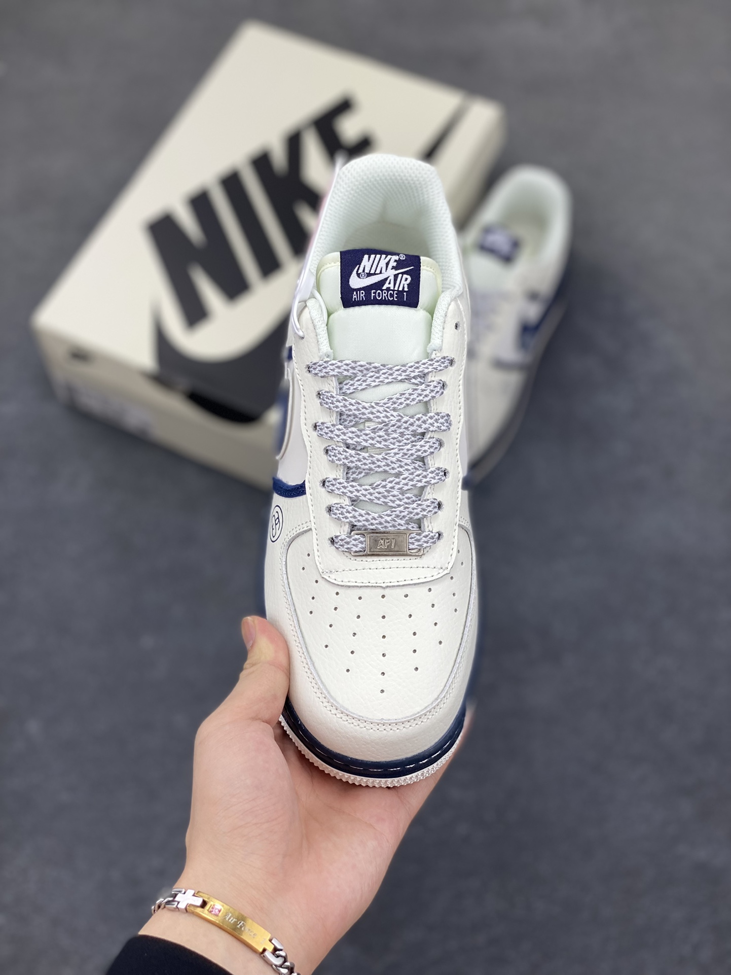 图片[2]-Nike Air Force 1 Low 空军一号低帮百搭休闲运动板鞋。柔软、弹性十足的缓震性能和出色的中底设计，横跨复古与现代的外型结合，造就出风靡全球三十多年的Force 1，直到今天还深受青睐。 货号：QW5836-009 尺码：36 36.5 37.5 38 38.5 39 40 40.5 41 42 42.5 43 44 44.5 45-选品中心
