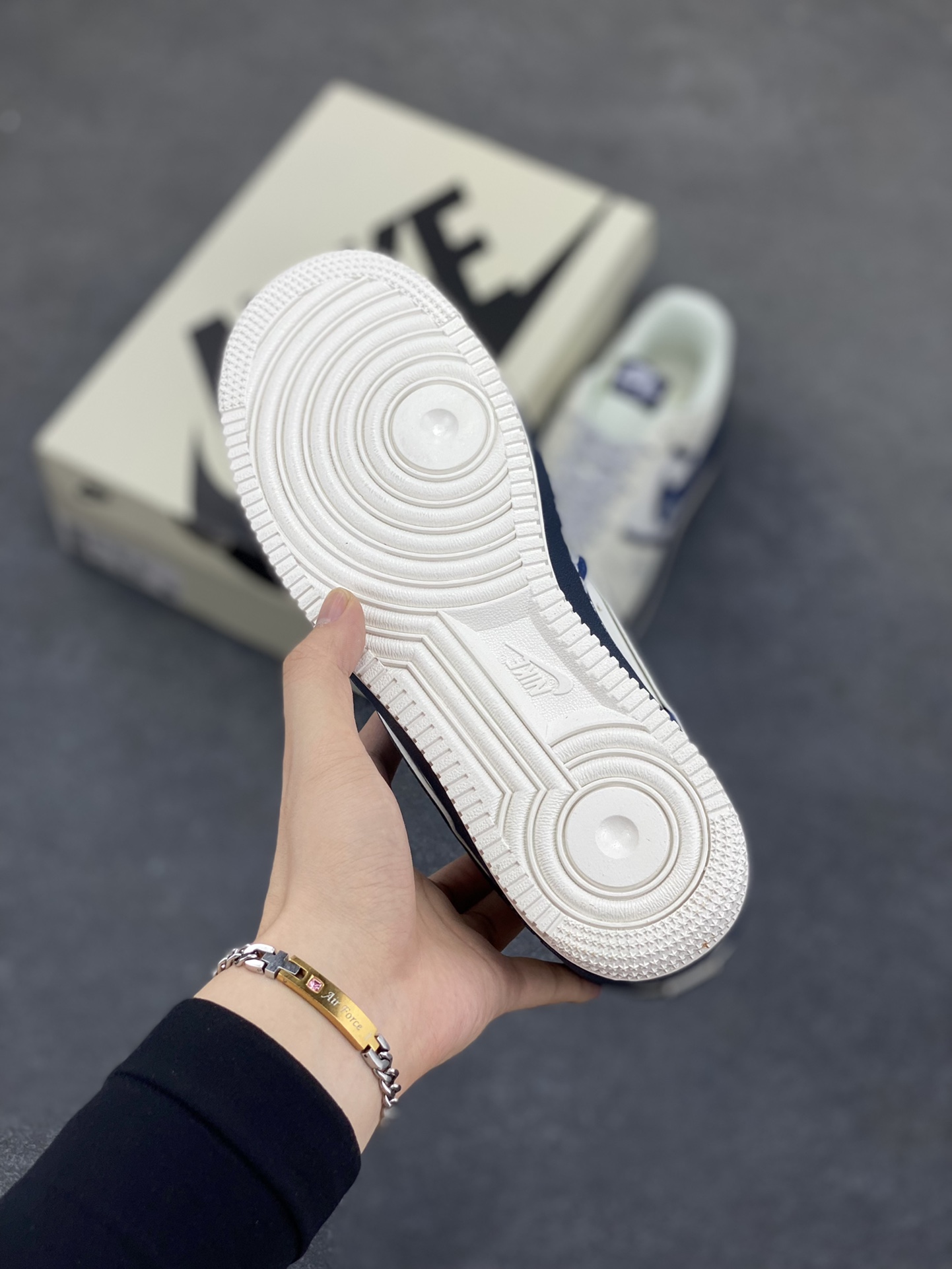 图片[5]-Nike Air Force 1 Low 空军一号低帮百搭休闲运动板鞋。柔软、弹性十足的缓震性能和出色的中底设计，横跨复古与现代的外型结合，造就出风靡全球三十多年的Force 1，直到今天还深受青睐。 货号：QW5836-009 尺码：36 36.5 37.5 38 38.5 39 40 40.5 41 42 42.5 43 44 44.5 45-选品中心