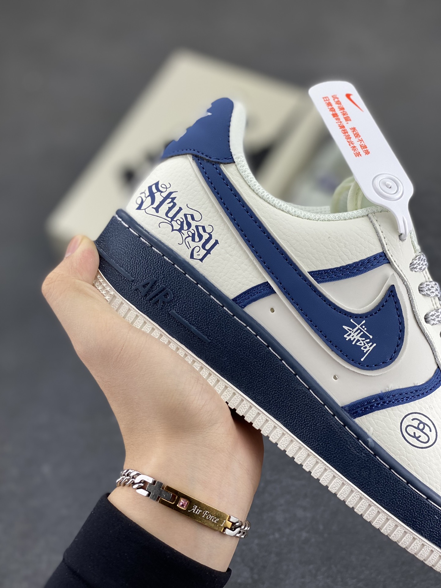 图片[6]-Nike Air Force 1 Low 空军一号低帮百搭休闲运动板鞋。柔软、弹性十足的缓震性能和出色的中底设计，横跨复古与现代的外型结合，造就出风靡全球三十多年的Force 1，直到今天还深受青睐。 货号：QW5836-009 尺码：36 36.5 37.5 38 38.5 39 40 40.5 41 42 42.5 43 44 44.5 45-选品中心