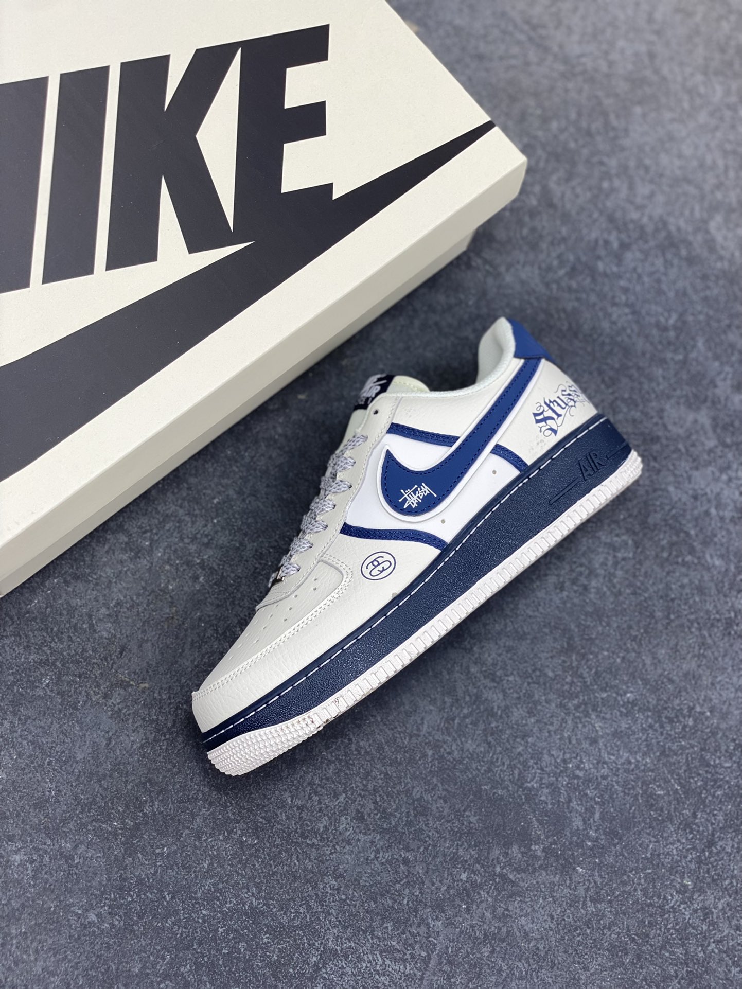 图片[7]-Nike Air Force 1 Low 空军一号低帮百搭休闲运动板鞋。柔软、弹性十足的缓震性能和出色的中底设计，横跨复古与现代的外型结合，造就出风靡全球三十多年的Force 1，直到今天还深受青睐。 货号：QW5836-009 尺码：36 36.5 37.5 38 38.5 39 40 40.5 41 42 42.5 43 44 44.5 45-选品中心