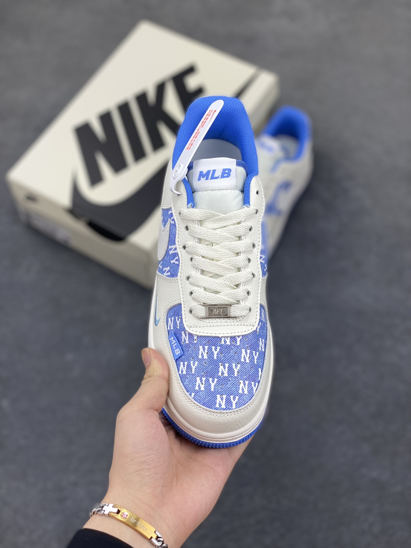 图片[2]-Nike Air Force 1 Low 空军一号低帮百搭休闲运动板鞋。柔软、弹性十足的缓震性能和出色的中底设计，横跨复古与现代的外型结合，造就出风靡全球三十多年的Force 1，直到今天还深受青睐。 货号：HS8068-016 尺码：36 36.5 37.5 38 38.5 39 40 40.5 41 42 42.5 43 44 44.5 45-选品中心