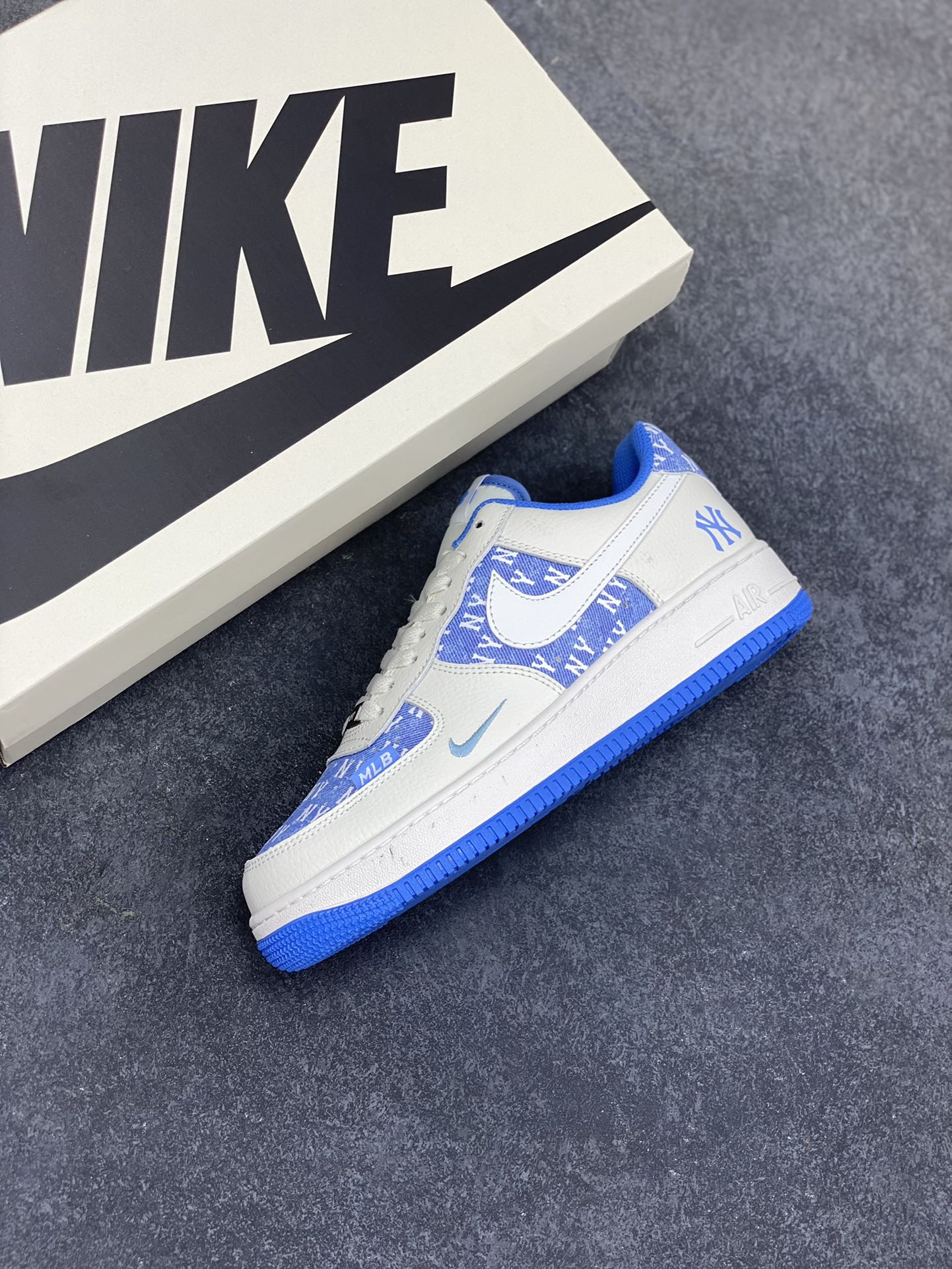 图片[7]-Nike Air Force 1 Low 空军一号低帮百搭休闲运动板鞋。柔软、弹性十足的缓震性能和出色的中底设计，横跨复古与现代的外型结合，造就出风靡全球三十多年的Force 1，直到今天还深受青睐。 货号：HS8068-016 尺码：36 36.5 37.5 38 38.5 39 40 40.5 41 42 42.5 43 44 44.5 45-选品中心