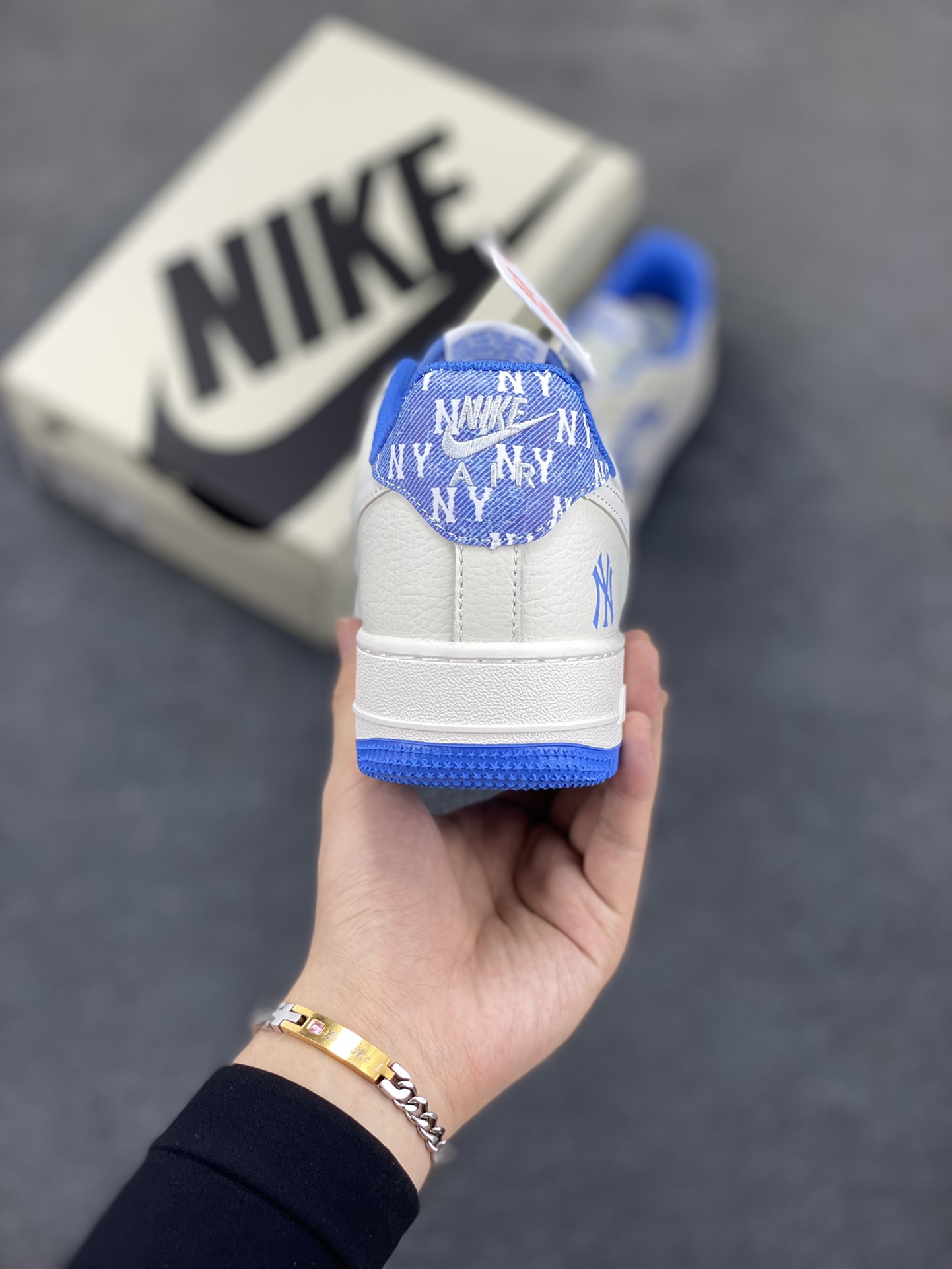 图片[4]-Nike Air Force 1 Low 空军一号低帮百搭休闲运动板鞋。柔软、弹性十足的缓震性能和出色的中底设计，横跨复古与现代的外型结合，造就出风靡全球三十多年的Force 1，直到今天还深受青睐。 货号：HS8068-016 尺码：36 36.5 37.5 38 38.5 39 40 40.5 41 42 42.5 43 44 44.5 45-选品中心