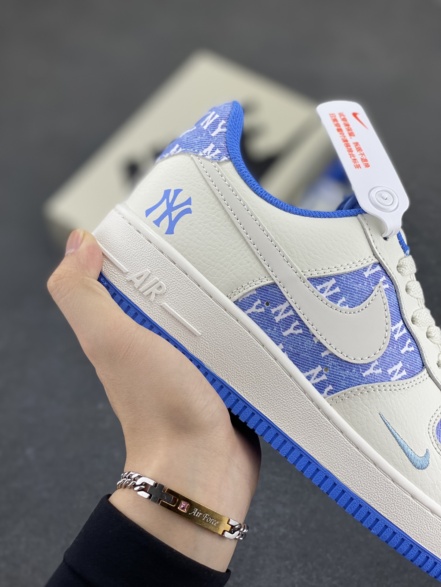 图片[6]-Nike Air Force 1 Low 空军一号低帮百搭休闲运动板鞋。柔软、弹性十足的缓震性能和出色的中底设计，横跨复古与现代的外型结合，造就出风靡全球三十多年的Force 1，直到今天还深受青睐。 货号：HS8068-016 尺码：36 36.5 37.5 38 38.5 39 40 40.5 41 42 42.5 43 44 44.5 45-选品中心