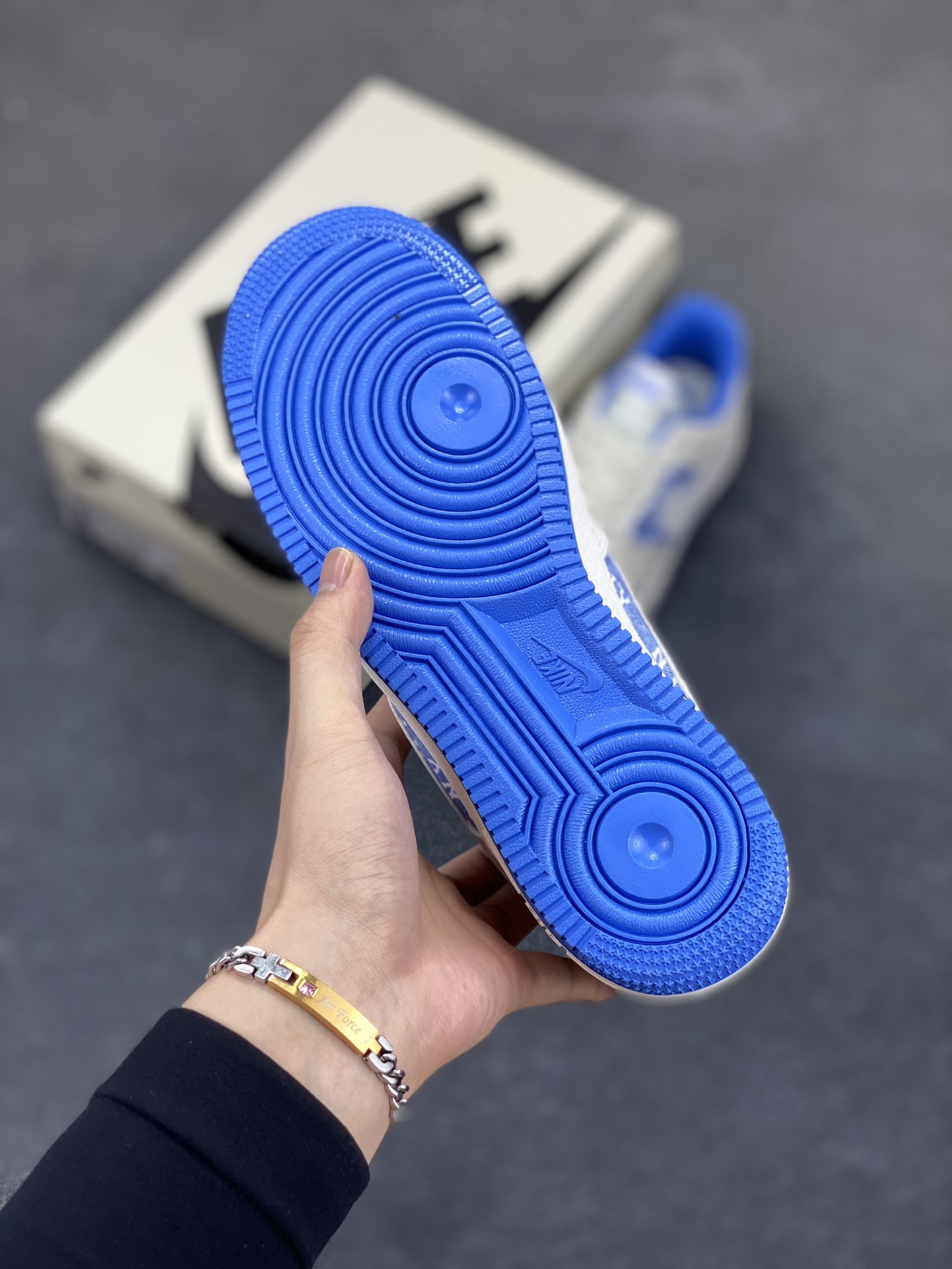 图片[5]-Nike Air Force 1 Low 空军一号低帮百搭休闲运动板鞋。柔软、弹性十足的缓震性能和出色的中底设计，横跨复古与现代的外型结合，造就出风靡全球三十多年的Force 1，直到今天还深受青睐。 货号：HS8068-016 尺码：36 36.5 37.5 38 38.5 39 40 40.5 41 42 42.5 43 44 44.5 45-选品中心