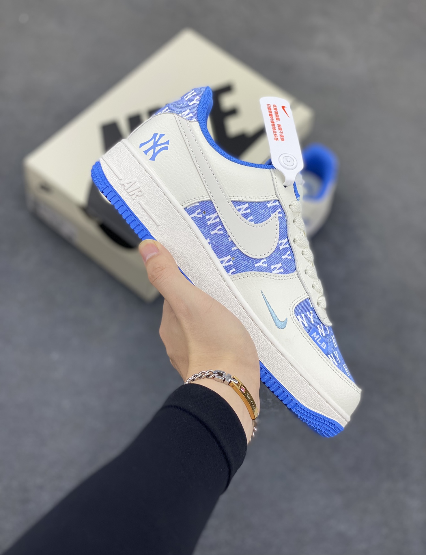 Nike Air Force 1 Low 空军一号低帮百搭休闲运动板鞋。柔软、弹性十足的缓震性能和出色的中底设计，横跨复古与现代的外型结合，造就出风靡全球三十多年的Force 1，直到今天还深受青睐。 货号：HS8068-016 尺码：36 36.5 37.5 38 38.5 39 40 40.5 41 42 42.5 43 44 44.5 45-选品中心