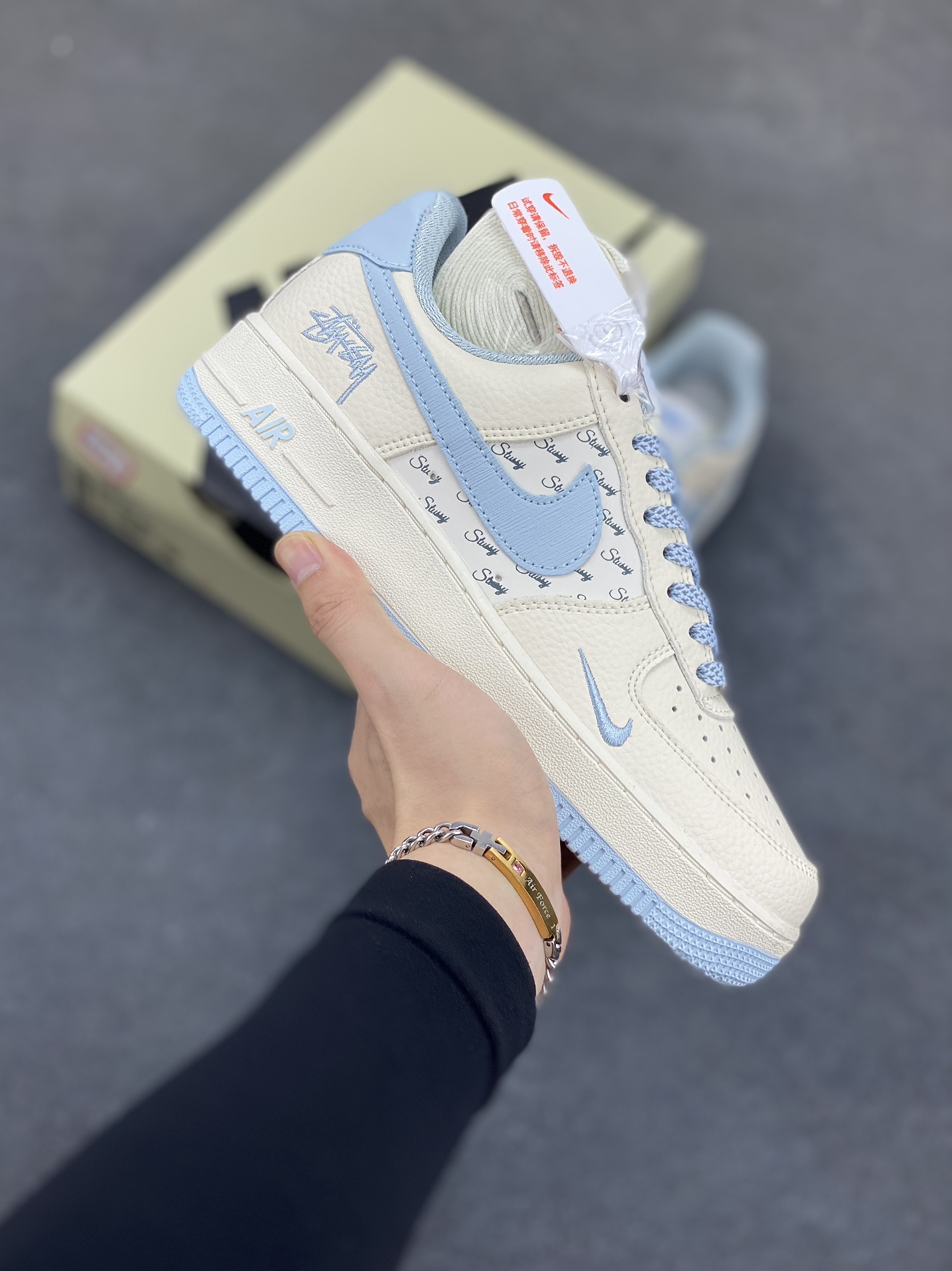 Nike Air Force 1 Low 空军一号低帮百搭休闲运动板鞋。柔软、弹性十足的缓震性能和出色的中底设计，横跨复古与现代的外型结合，造就出风靡全球三十多年的Force 1，直到今天还深受青睐。 货号：ZD3328-022 尺码：36 36.5 37.5 38 38.5 39 40 40.5 41 42 42.5 43 44 44.5 45-选品中心