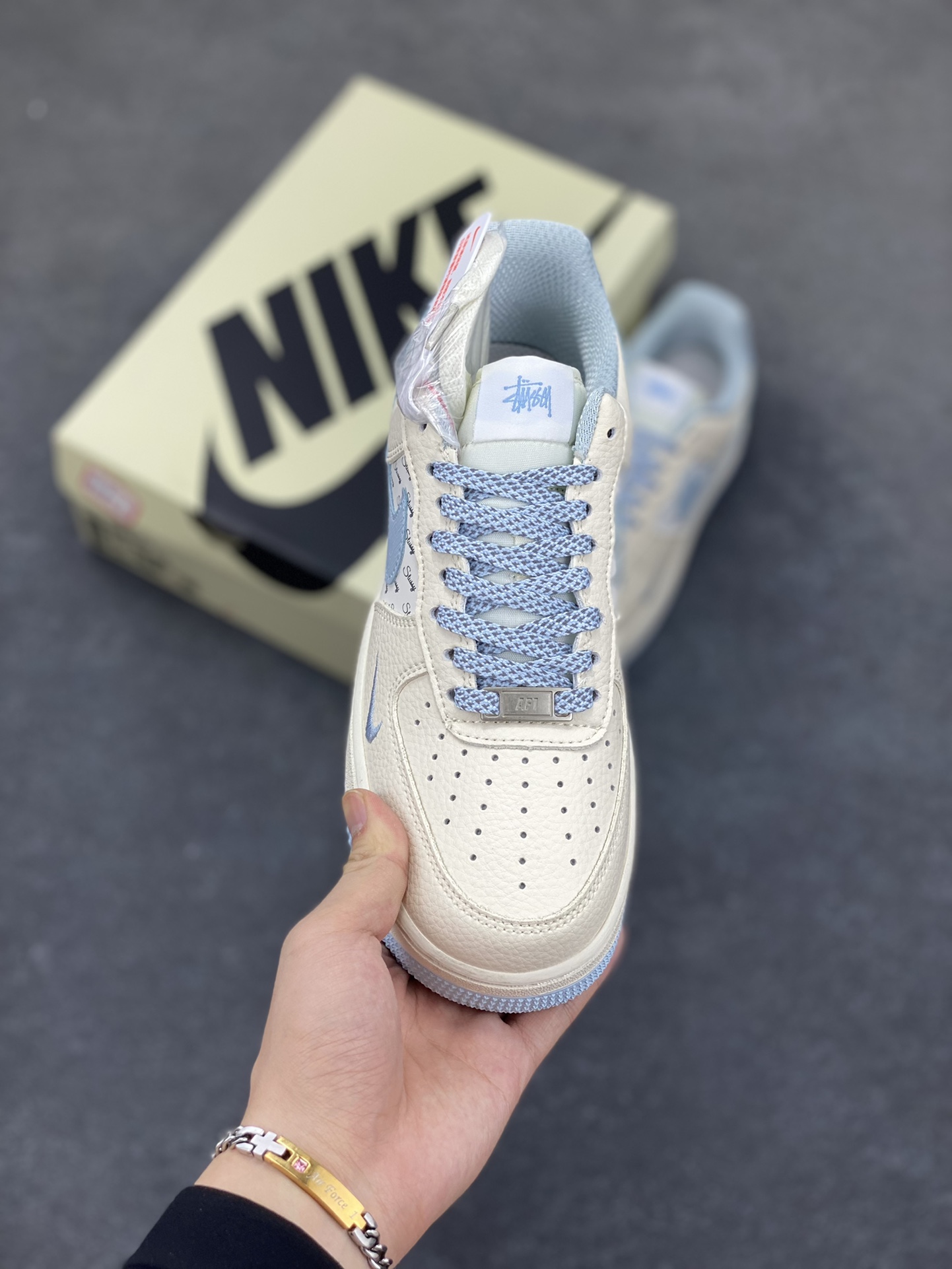 图片[2]-Nike Air Force 1 Low 空军一号低帮百搭休闲运动板鞋。柔软、弹性十足的缓震性能和出色的中底设计，横跨复古与现代的外型结合，造就出风靡全球三十多年的Force 1，直到今天还深受青睐。 货号：ZD3328-022 尺码：36 36.5 37.5 38 38.5 39 40 40.5 41 42 42.5 43 44 44.5 45-选品中心