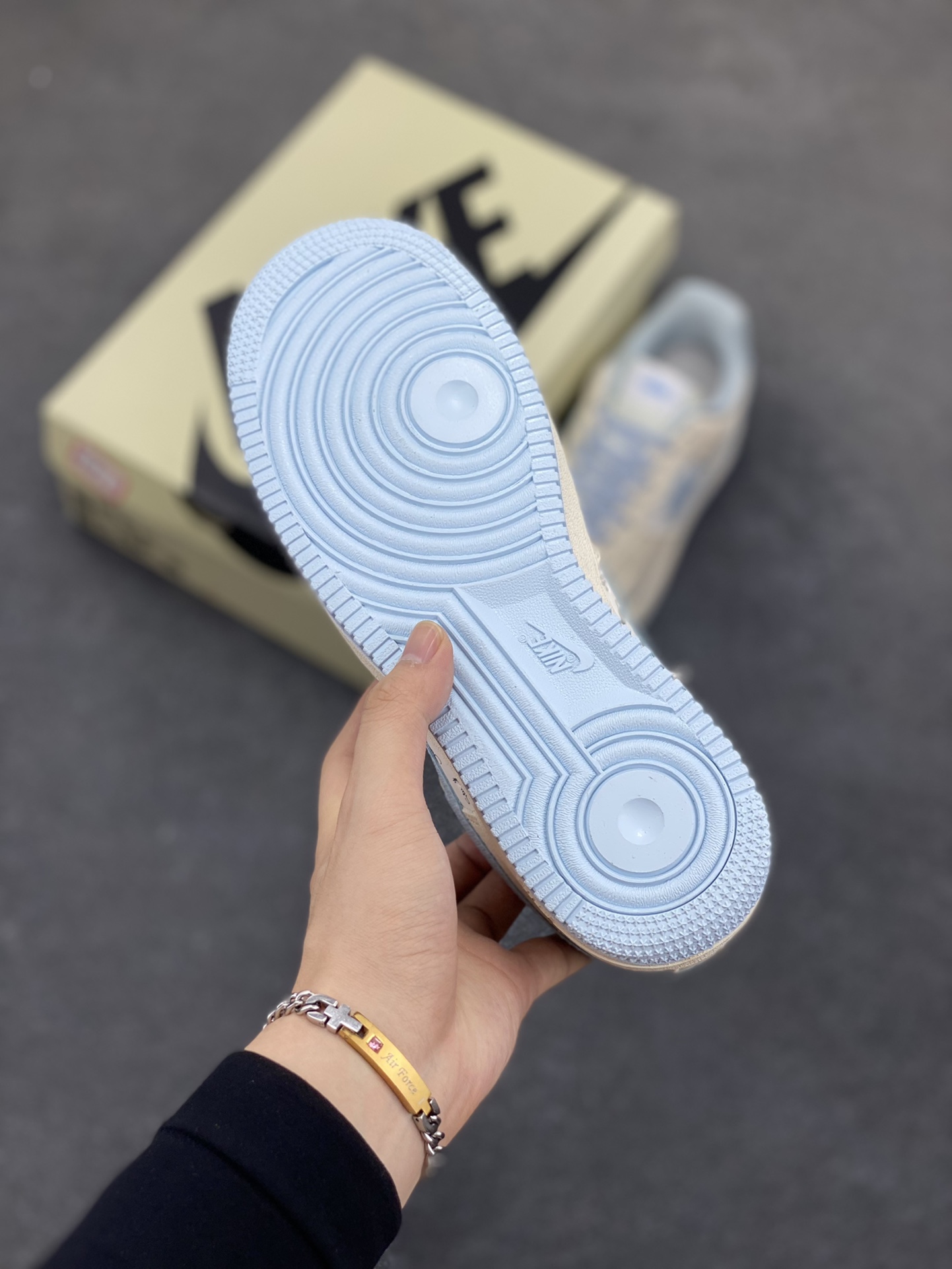 图片[5]-Nike Air Force 1 Low 空军一号低帮百搭休闲运动板鞋。柔软、弹性十足的缓震性能和出色的中底设计，横跨复古与现代的外型结合，造就出风靡全球三十多年的Force 1，直到今天还深受青睐。 货号：ZD3328-022 尺码：36 36.5 37.5 38 38.5 39 40 40.5 41 42 42.5 43 44 44.5 45-选品中心