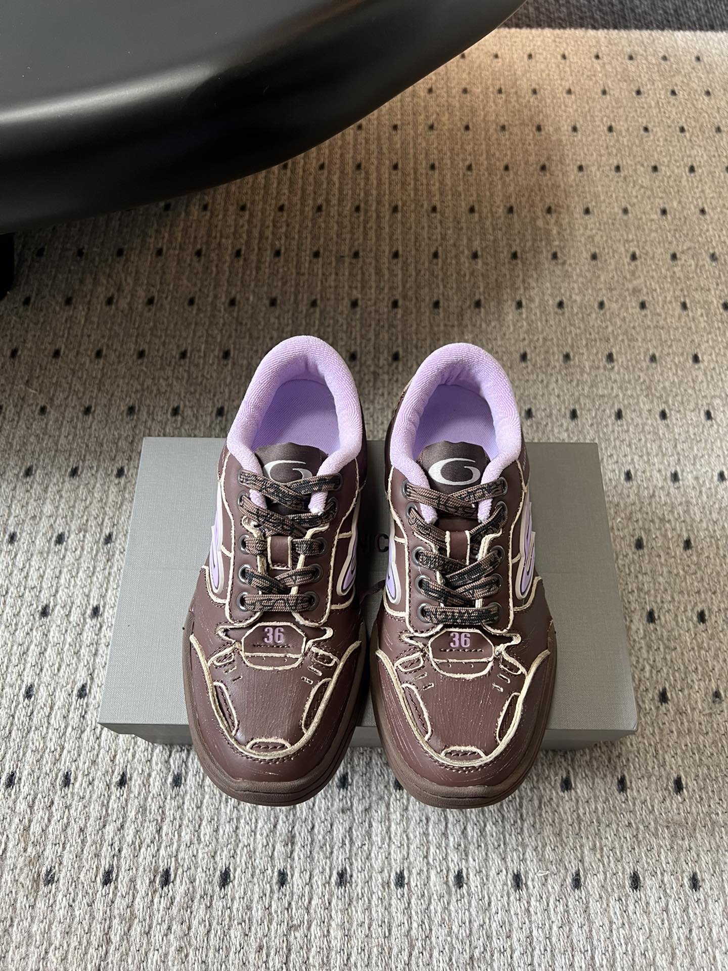 NO:437106,Balenciag* Balenciag* latest couple style casual sneakers original purchase and development Made of goods Balenciag This all shoes are full of staples. The characteristics of this pair of shoes can be summarized in three keywords. The highly recognizable lines and unique shoe shape design are matched with strong old effects to create a expressive design style. Original custom imported technology fabrics, inner lining original imported breathable net, sole original open mold combination rubber outsole Size: women's model 35-40 / men's model 40-44 women's model men's model, casual shoes/sports shoes, balenciaga, balenciaga, balenciaga, sneakers19860909Balenciag* 巴黎世家 最新款情侣款 休闲运动鞋 原版购入开发 做货 巴黎世家这款全鞋都订满了订书钉,这双鞋特点可以用三个关键词概括复古,阔型,运动鞋.极具识别度的线条以及独特的鞋形设计,搭配上强烈的旧日效果,从而创造一个充满表现力的设计风格 面料原版定制进口科技面料 内里原版进口透气网里 鞋底原版开模组合橡胶大底 Size:女款35-40 / 男款40-44 女码 男码,休闲鞋/运动鞋,balenciaga,balenciaga,sneakers,Women's Shoes