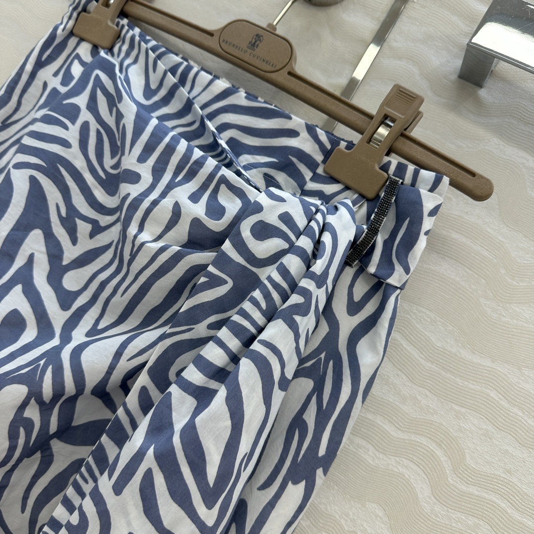 White Zebra Pattern Women’s Suit with Copper Chain Decoration, Elegant and Luxurious. - 图片 4