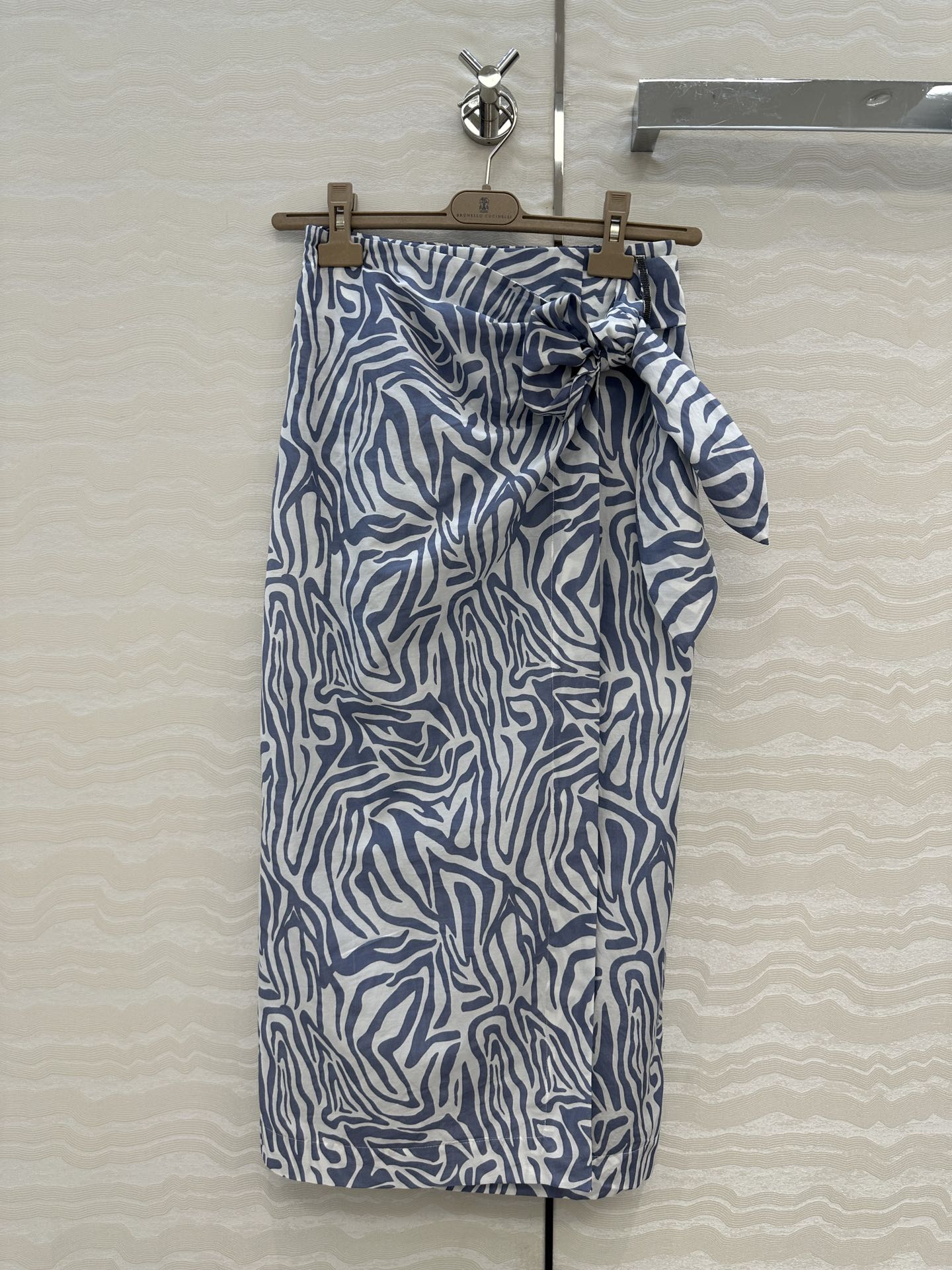 White Zebra Pattern Women’s Suit with Copper Chain Decoration, Elegant and Luxurious. - 图片 1