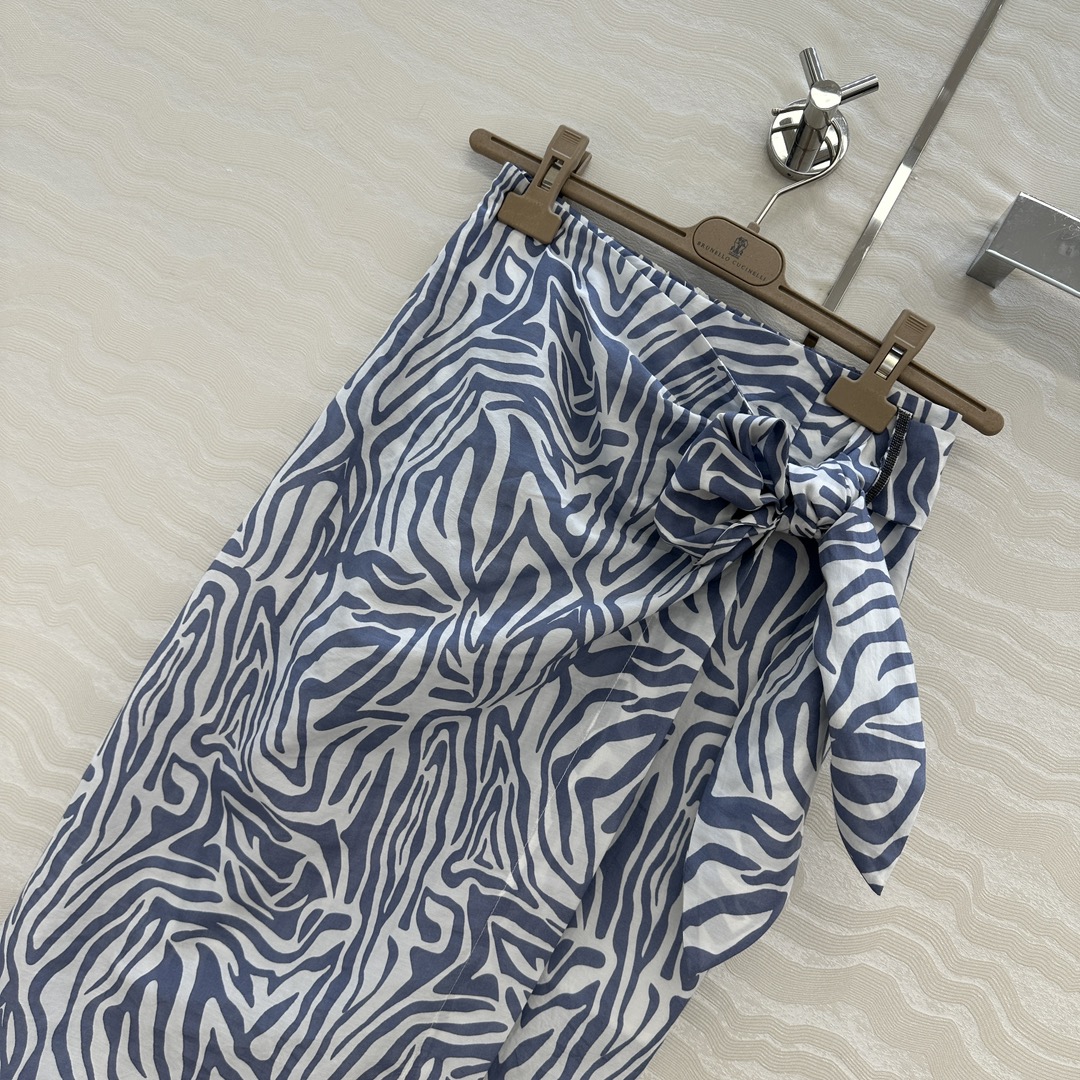 White Zebra Pattern Women’s Suit with Copper Chain Decoration, Elegant and Luxurious. - 图片 2