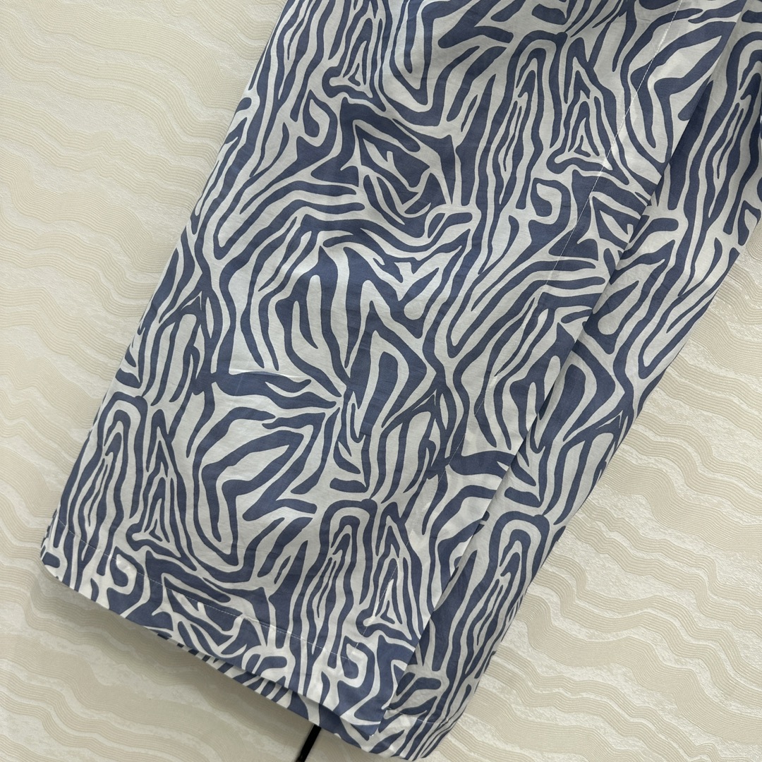 White Zebra Pattern Women’s Suit with Copper Chain Decoration, Elegant and Luxurious. - 图片 6