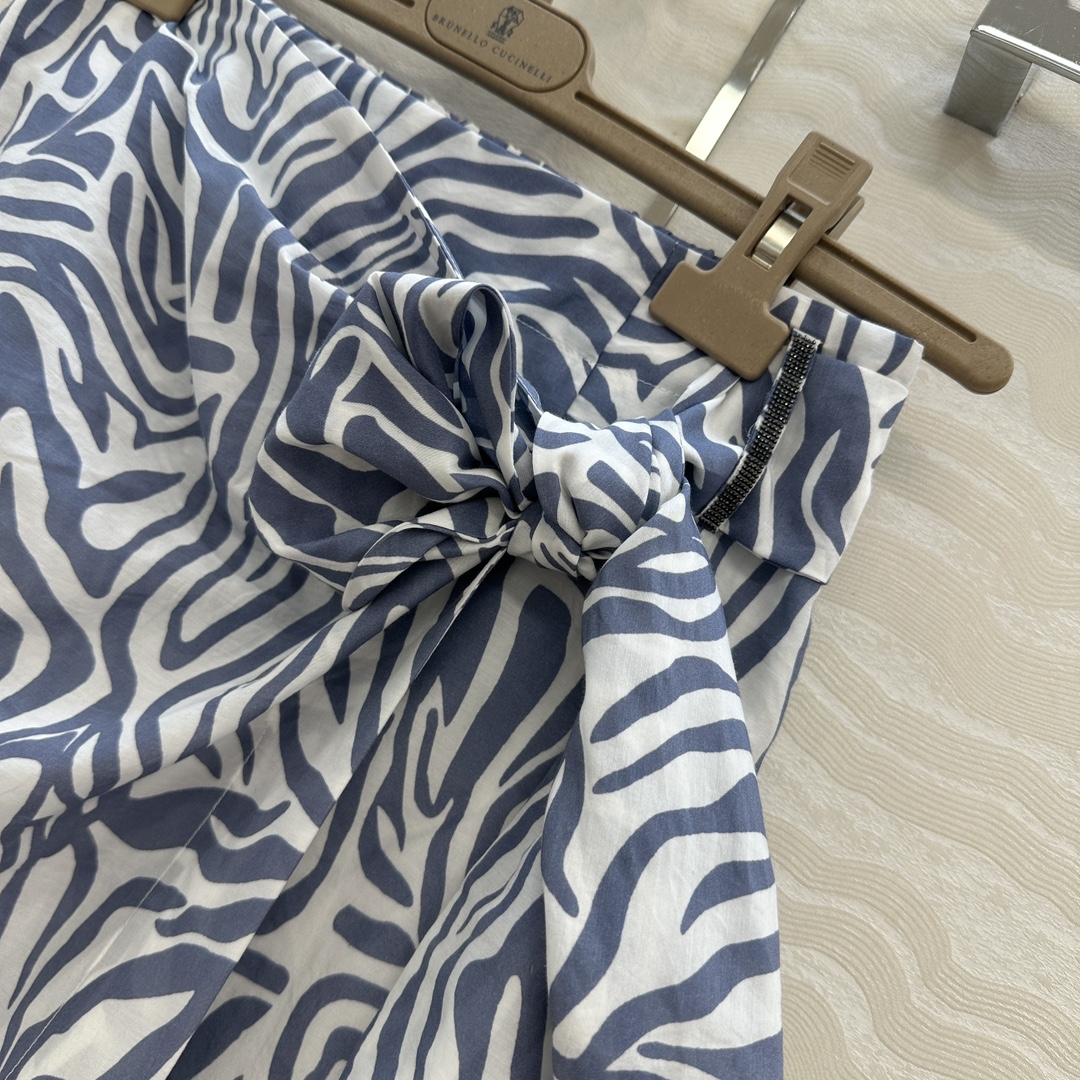 White Zebra Pattern Women’s Suit with Copper Chain Decoration, Elegant and Luxurious. - 图片 3