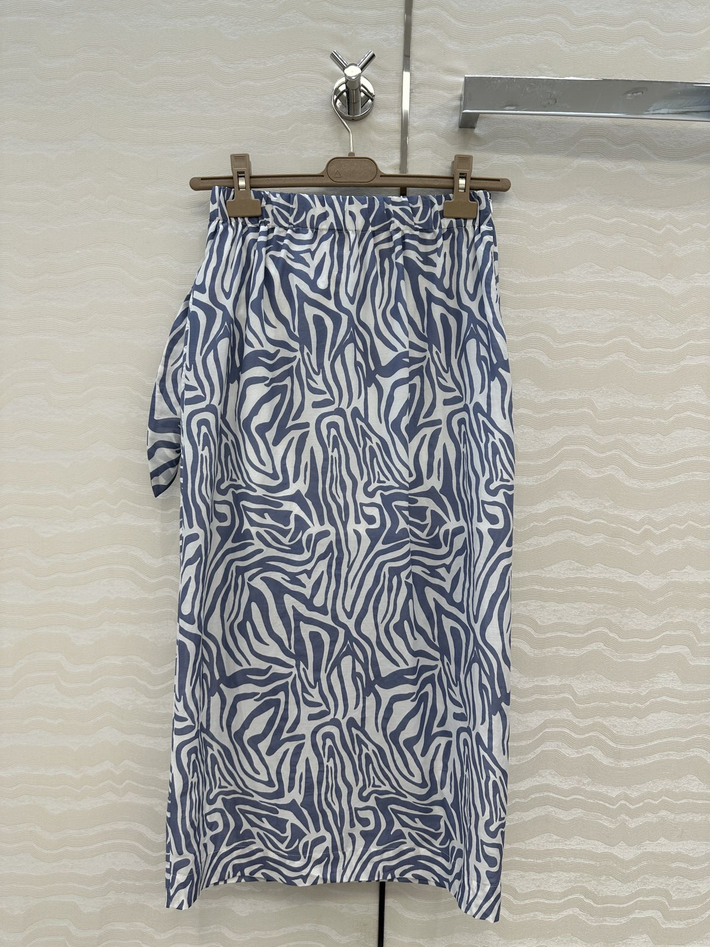 White Zebra Pattern Women’s Suit with Copper Chain Decoration, Elegant and Luxurious. - 图片 9
