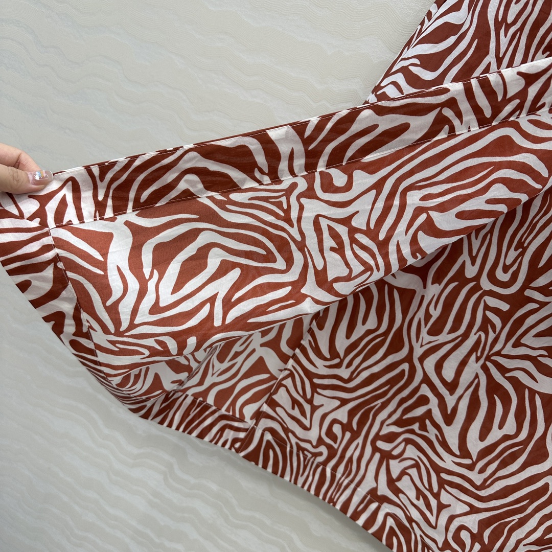 Original Bad-Ass Women’s Suit: Elegant Zebra Pattern with Luxurious Details. - 图片 7