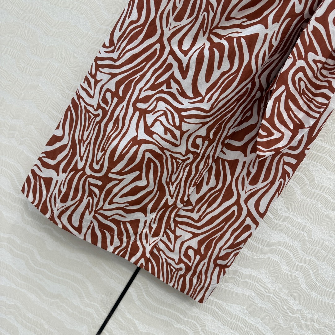 Original Bad-Ass Women’s Suit: Elegant Zebra Pattern with Luxurious Details. - 图片 6