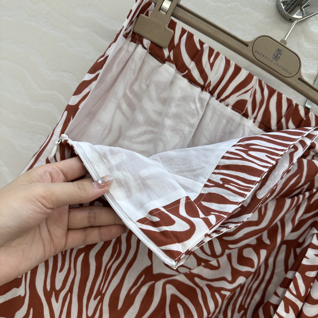 Original Bad-Ass Women’s Suit: Elegant Zebra Pattern with Luxurious Details. - 图片 5
