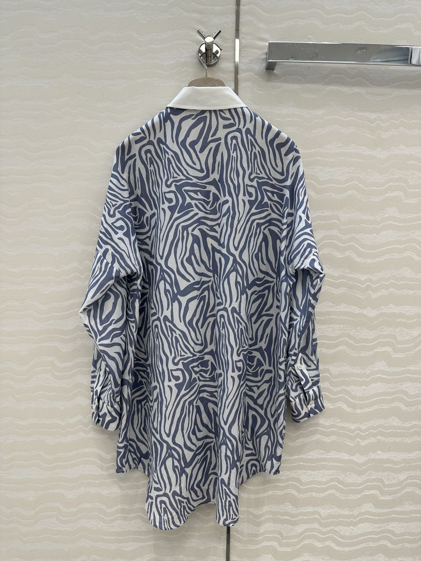 独家首发❤️原单品质，BC老钱风穿搭！白富美必入度假风长衬衫连衣裙多种穿搭。府绸棉撞色领，优雅斑马纹印花