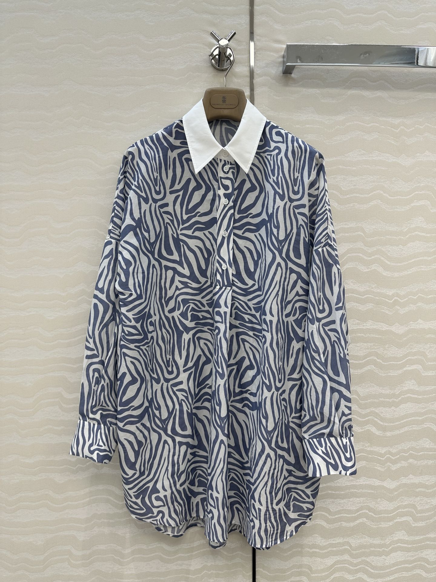 独家首发❤️原单品质，BC老钱风穿搭！白富美必入度假风长衬衫连衣裙多种穿搭。府绸棉撞色领，优雅斑马纹印花