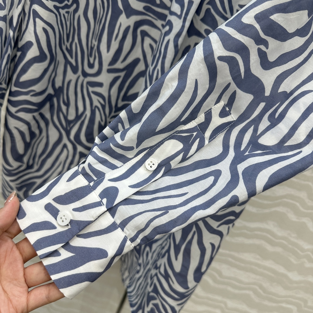 独家首发❤️原单品质，BC老钱风穿搭！白富美必入度假风长衬衫连衣裙多种穿搭。府绸棉撞色领，优雅斑马纹印花