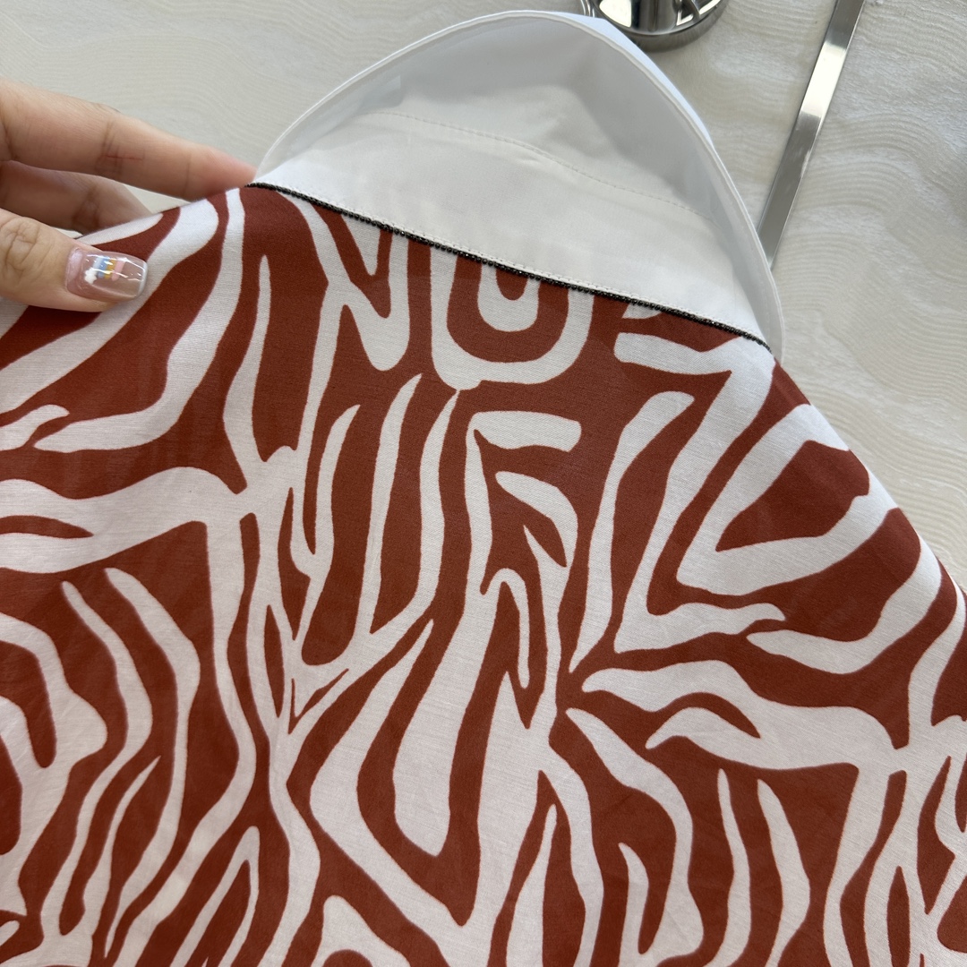 独家首发❤️原单品质，BC老钱风穿搭！白富美必入度假风长衬衫连衣裙多种穿搭。府绸棉撞色领，优雅斑马纹印花