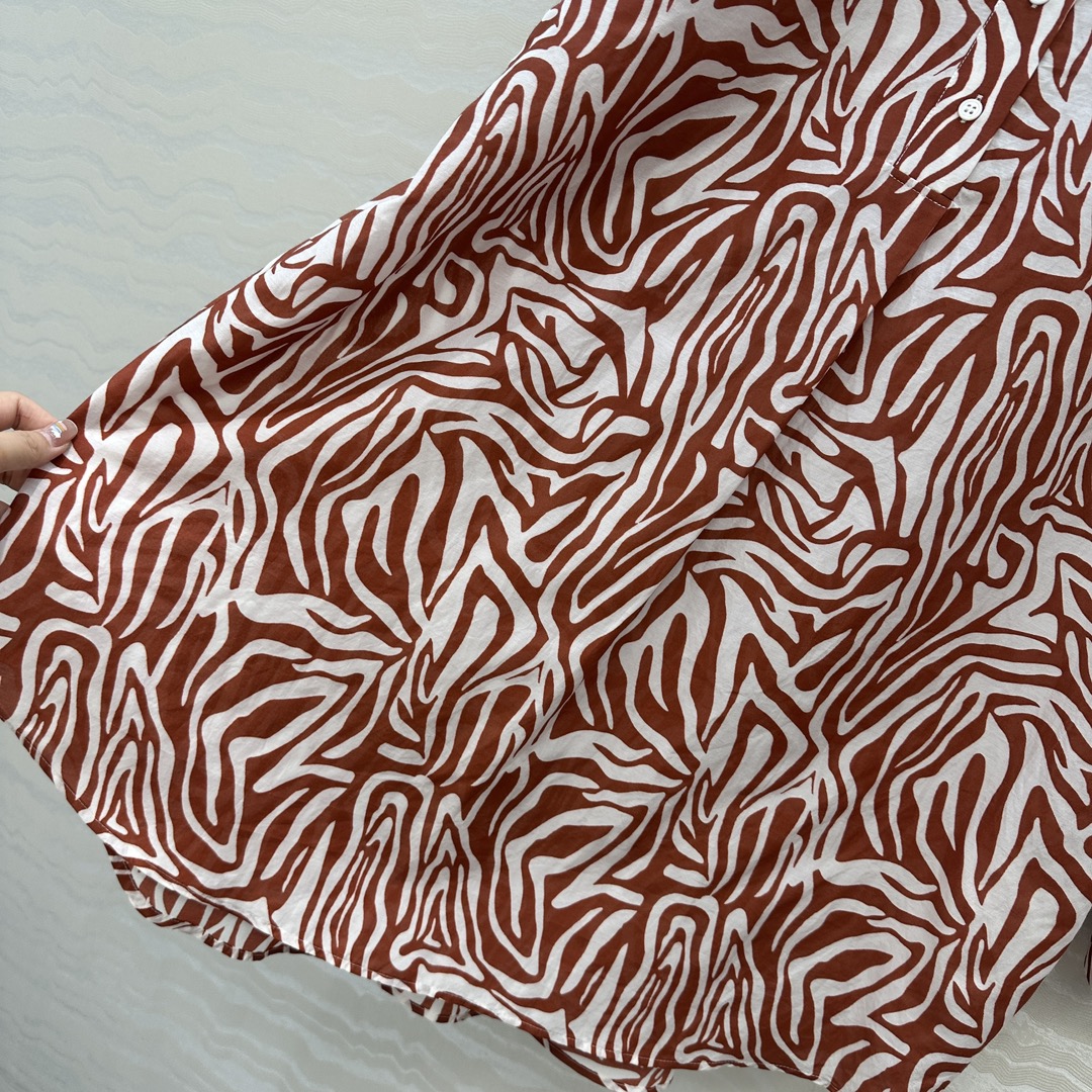 独家首发❤️原单品质，BC老钱风穿搭！白富美必入度假风长衬衫连衣裙多种穿搭。府绸棉撞色领，优雅斑马纹印花